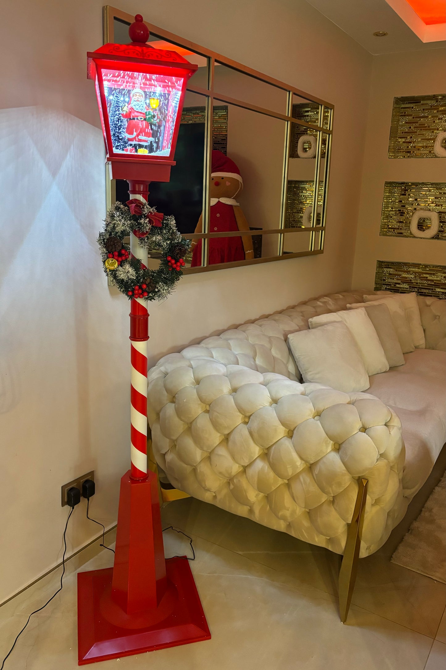 Goldline Weihnachts-Laterne mit LED-Schneefall und Musik 40 x 40 x 180 cm – Rot-Weiß für zauberhafte Weihnachtsstimmung