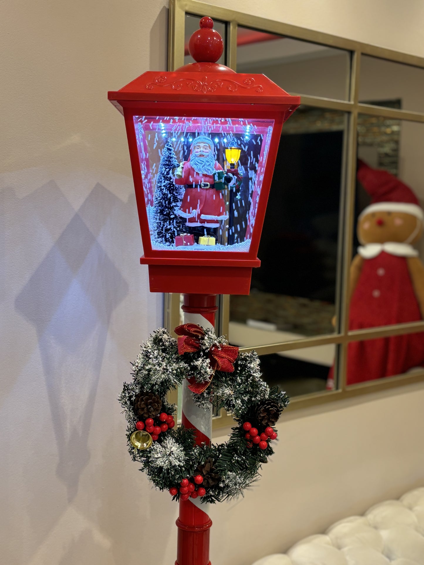 Goldline Weihnachts-Laterne mit LED-Schneefall und Musik 40 x 40 x 180 cm – Rot-Weiß für zauberhafte Weihnachtsstimmung