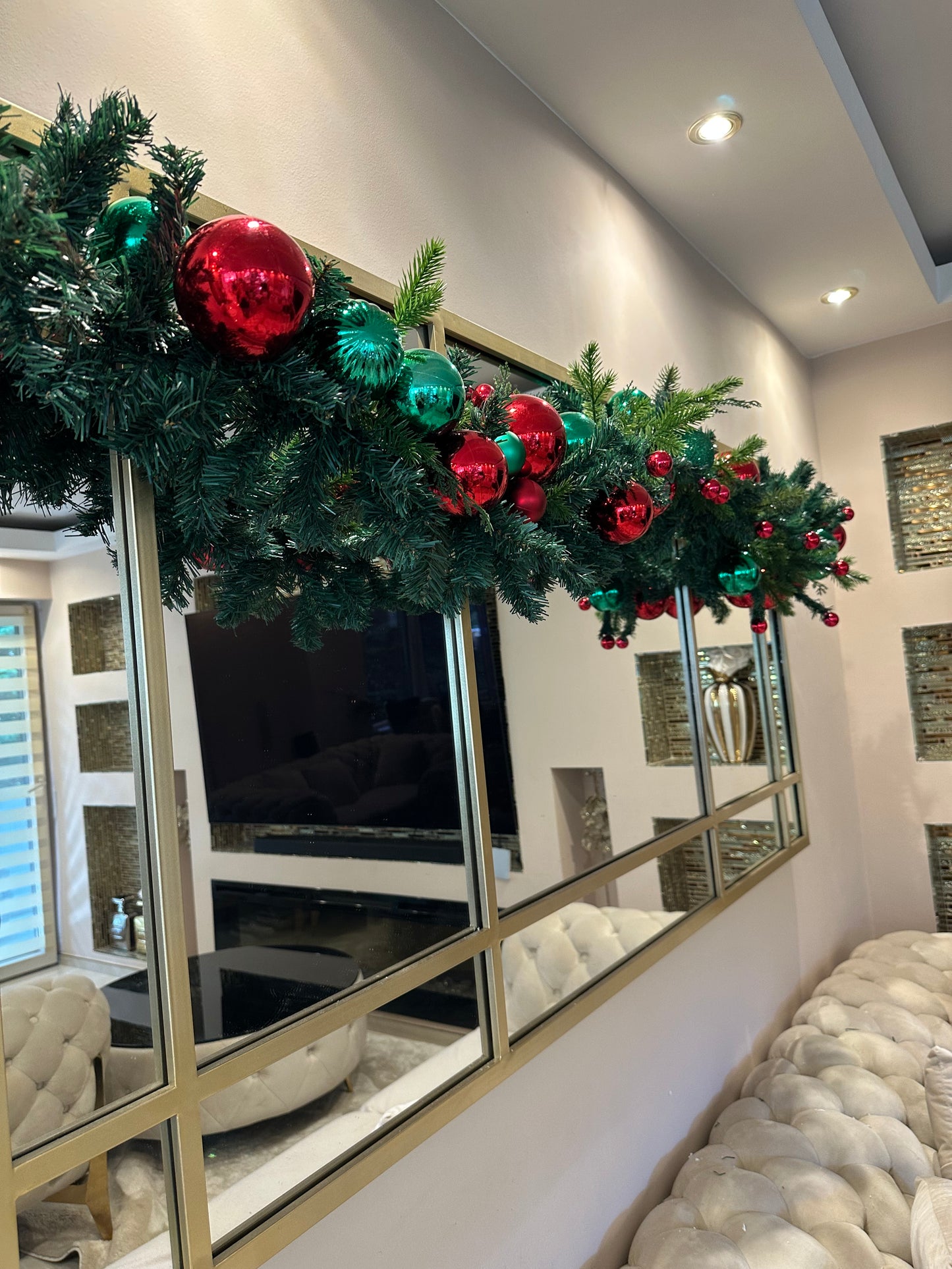 Goldline Weihnachts-Tannengirlande geschmückt mit roten & grünen Kugeln – 175 cm