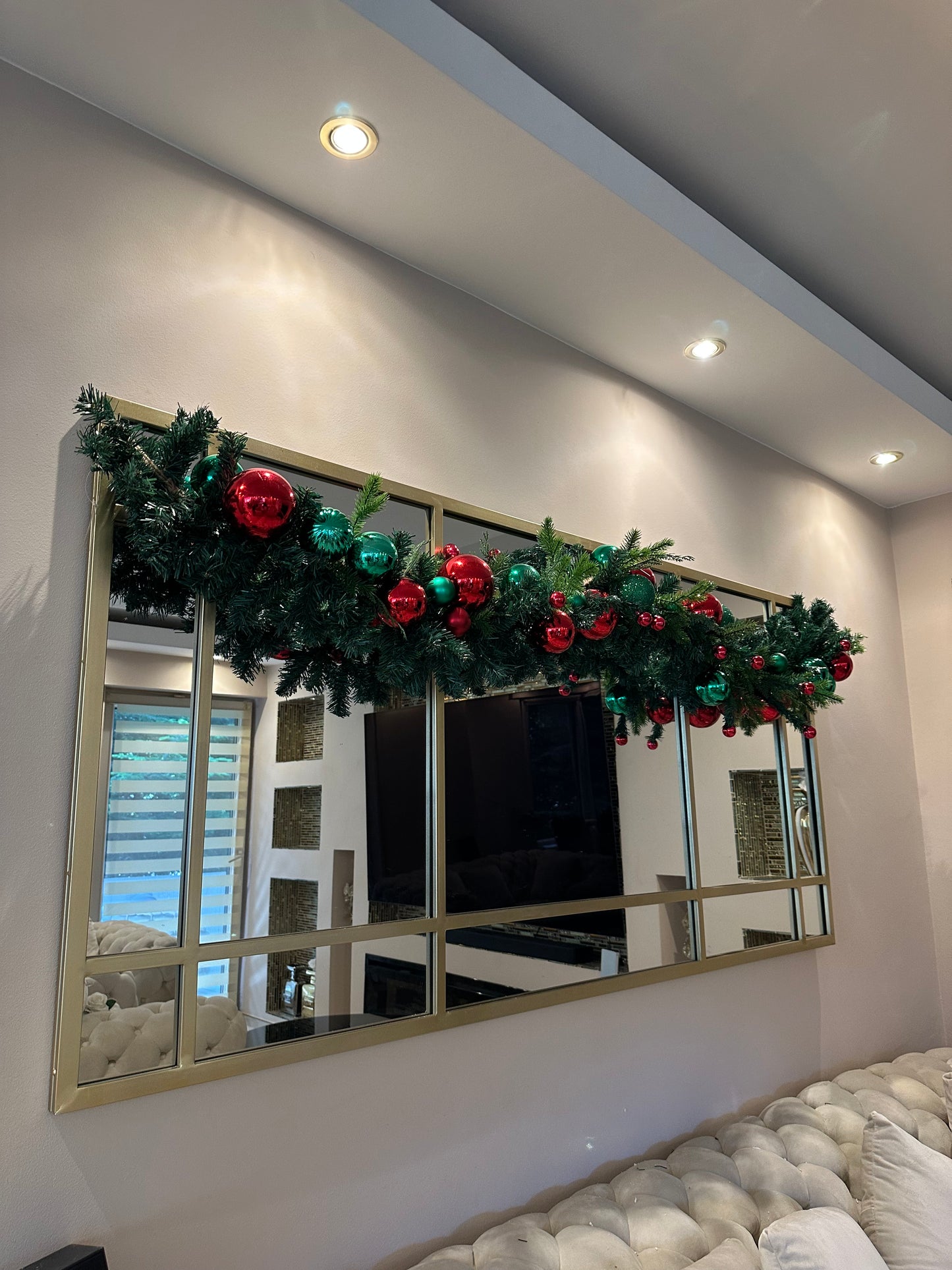 Goldline Weihnachts-Tannengirlande geschmückt mit roten & grünen Kugeln – 175 cm