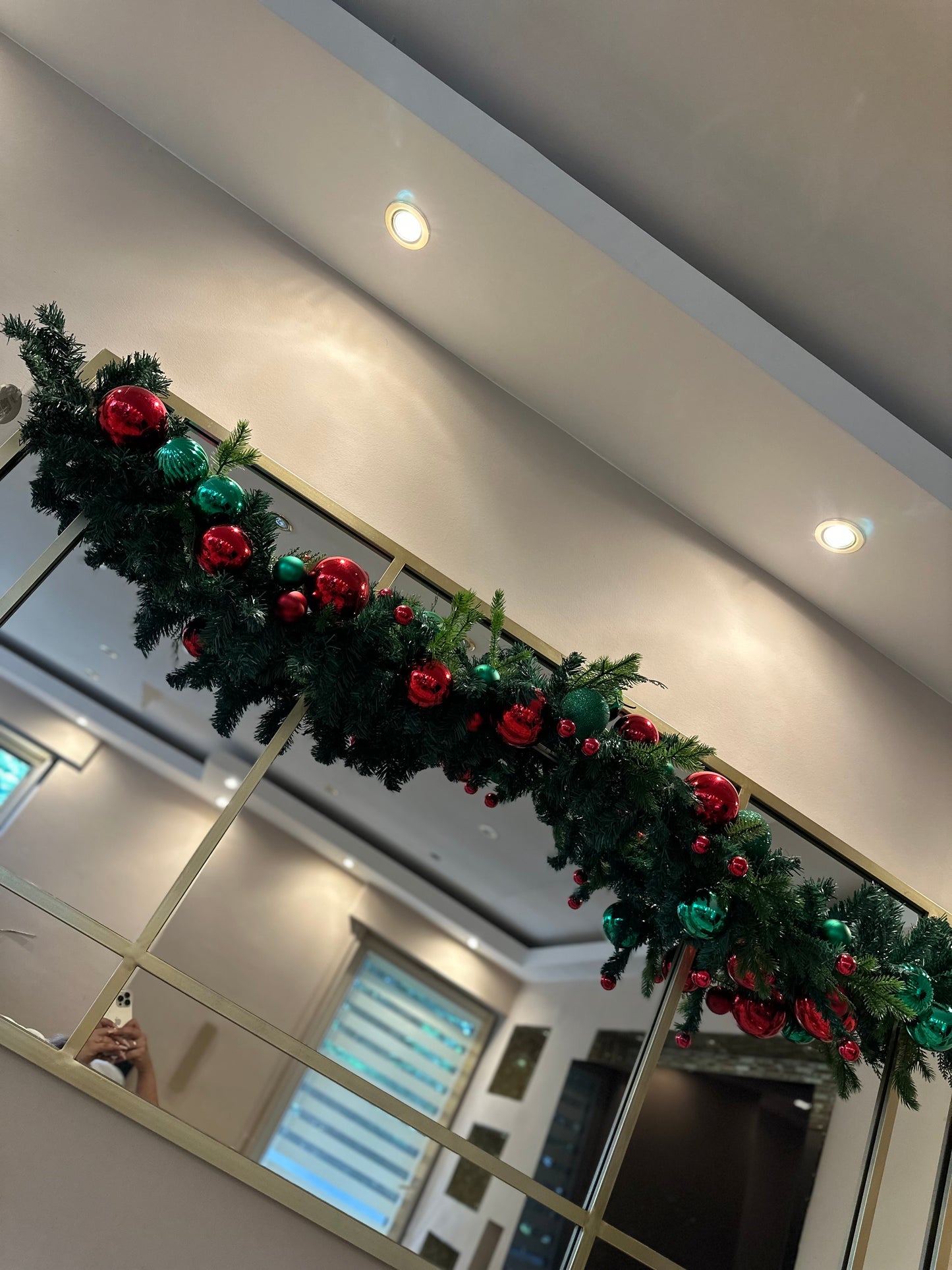 Goldline Weihnachts-Tannengirlande geschmückt mit roten & grünen Kugeln – 175 cm