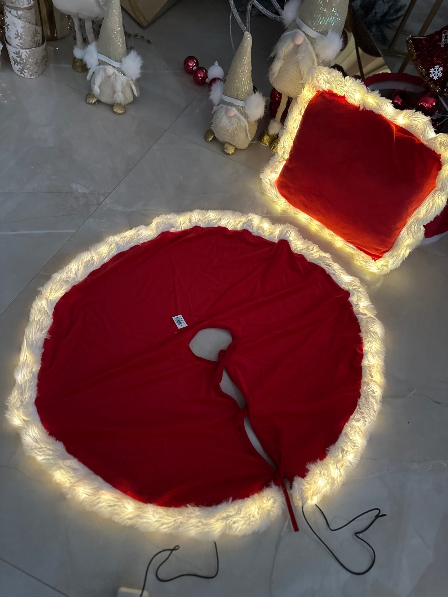 Goldline- Weihnachts LED Baumrock Samt rot weiß 90cm USB Anschluss