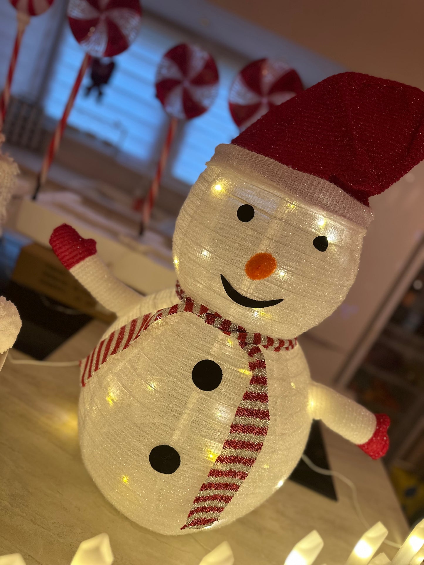 Goldline-Schneemann mit Beleuchtung 30 LED 68cm rot-weiß Indoor & Outdoor