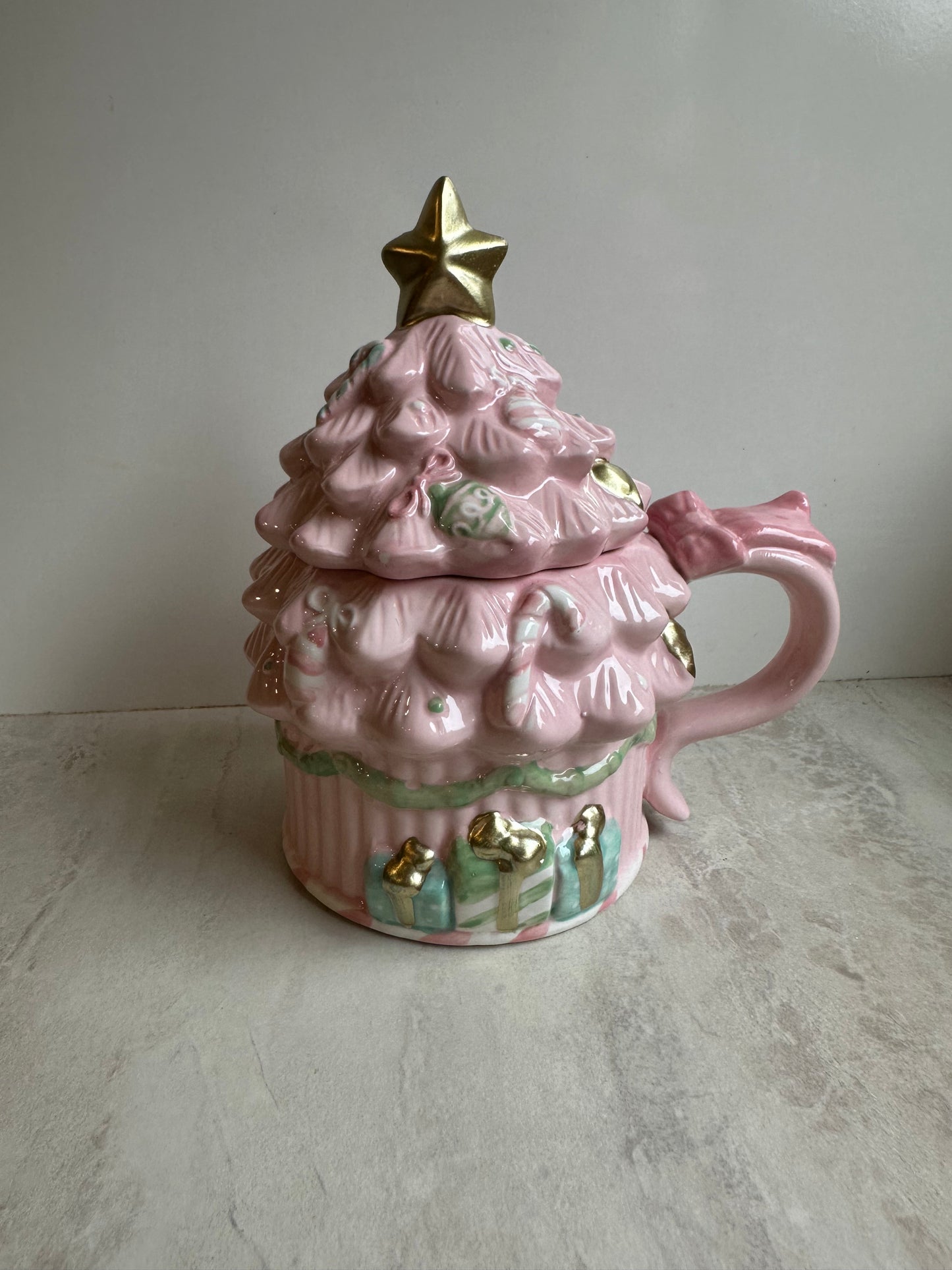Goldline- Candy Pastell Rosa Tasse groß mit Deckel mit Gold und Pastell Details 15,5cm x 12cm x 17cm