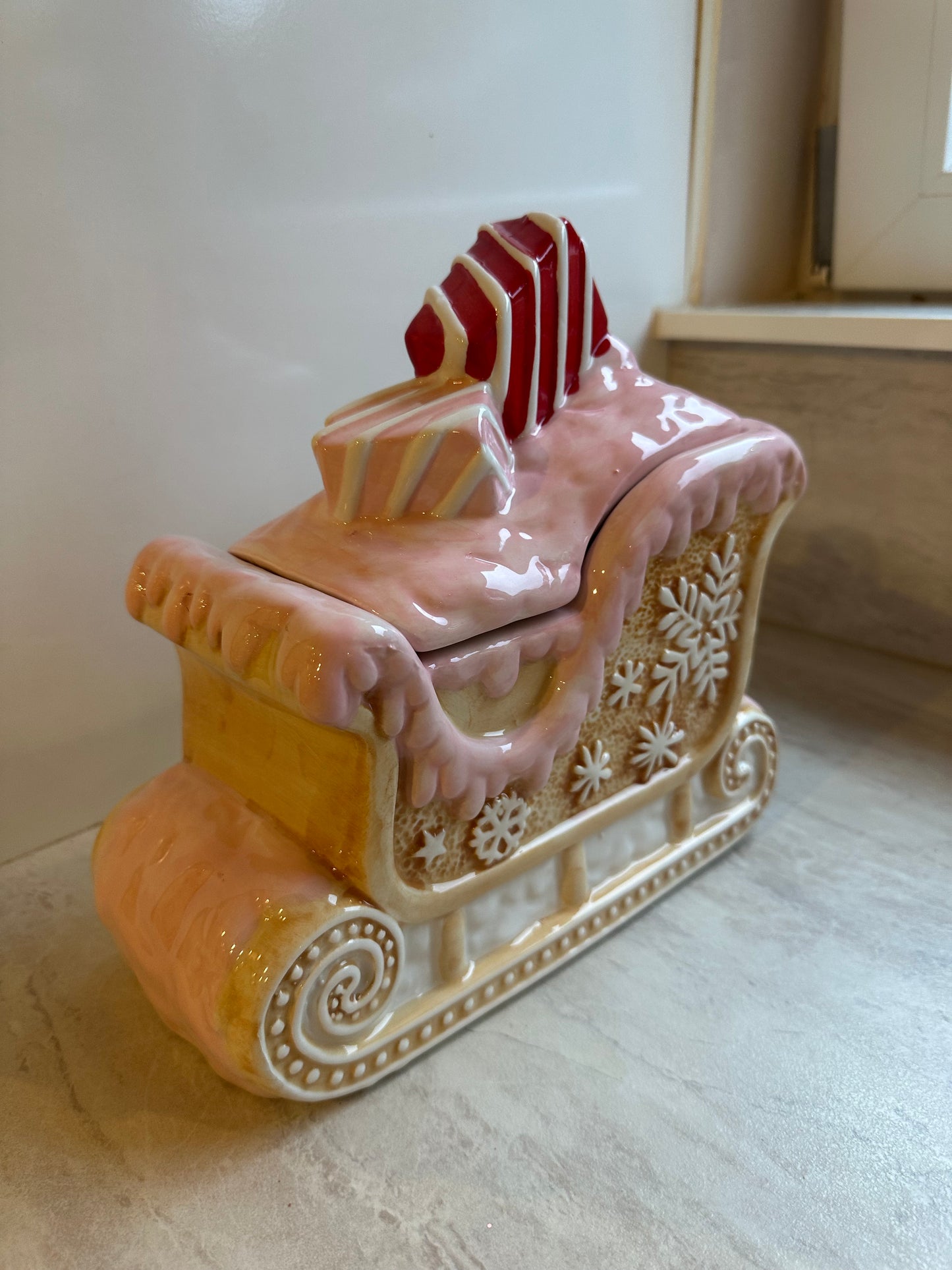 Goldline- Keksdose Schlitten Form rosa, Lebkuchen Design, groß 25cm x 13cm x 23cm