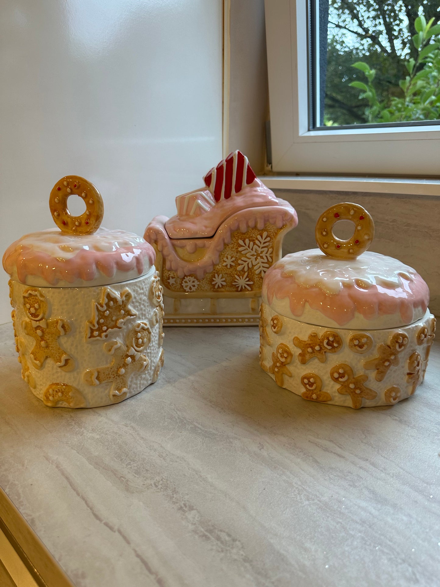 Goldline- Keksdosen Lebkuchen Motiv, rosa weiß beige Keramik in 2 Varianten 15cm x 15cm x 21cm, 18cm x 18cm x 18cm