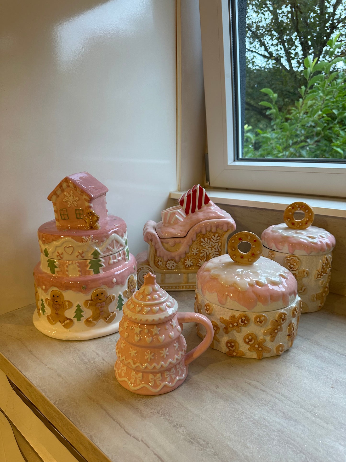 Goldline- Keksdosen Lebkuchen Motiv, rosa weiß beige Keramik in 2 Varianten 15cm x 15cm x 21cm, 18cm x 18cm x 18cm