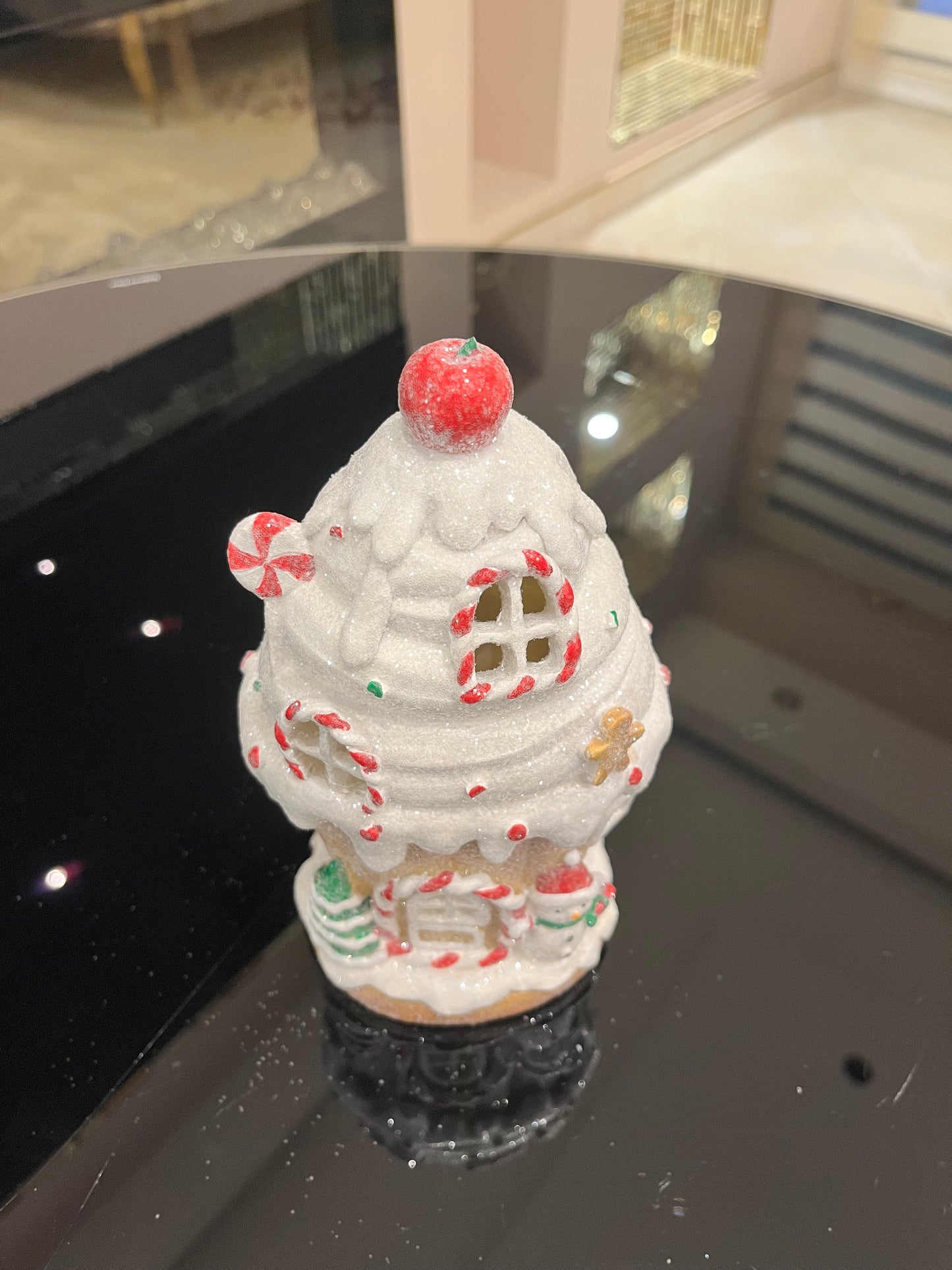 Goldline- LED Cupcake Lebkuchenhaus mit glitzer, 2 Varianten (Batterie betrieben), 12 x 10,5 x 20,8 cm