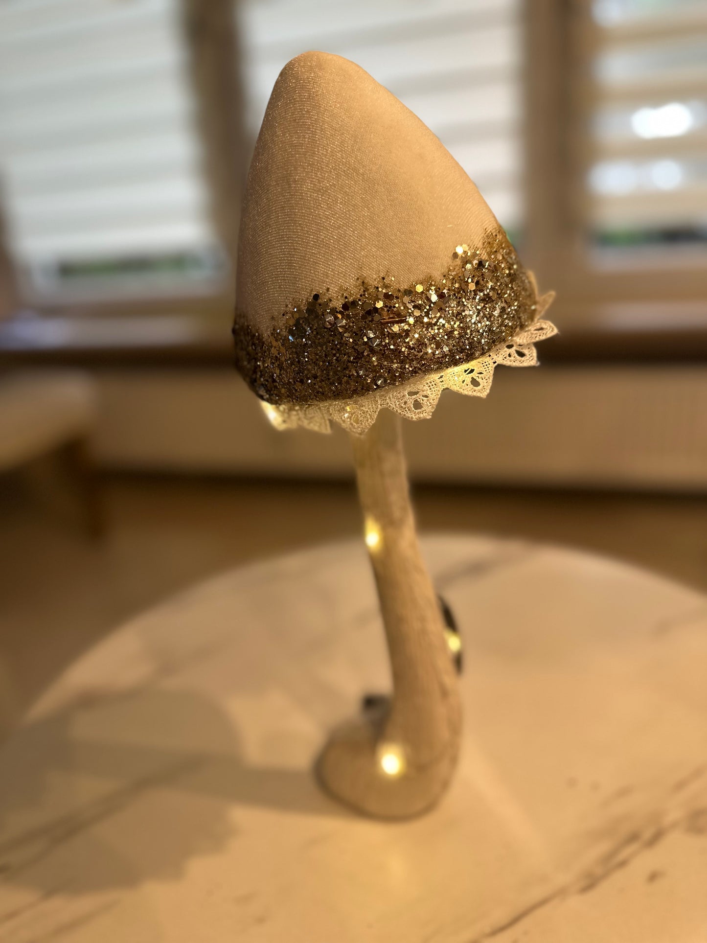Goldline- Deko Pilz in Weiß Gold aus Samt mit LED Beleuchtung, 15 x 41 cm