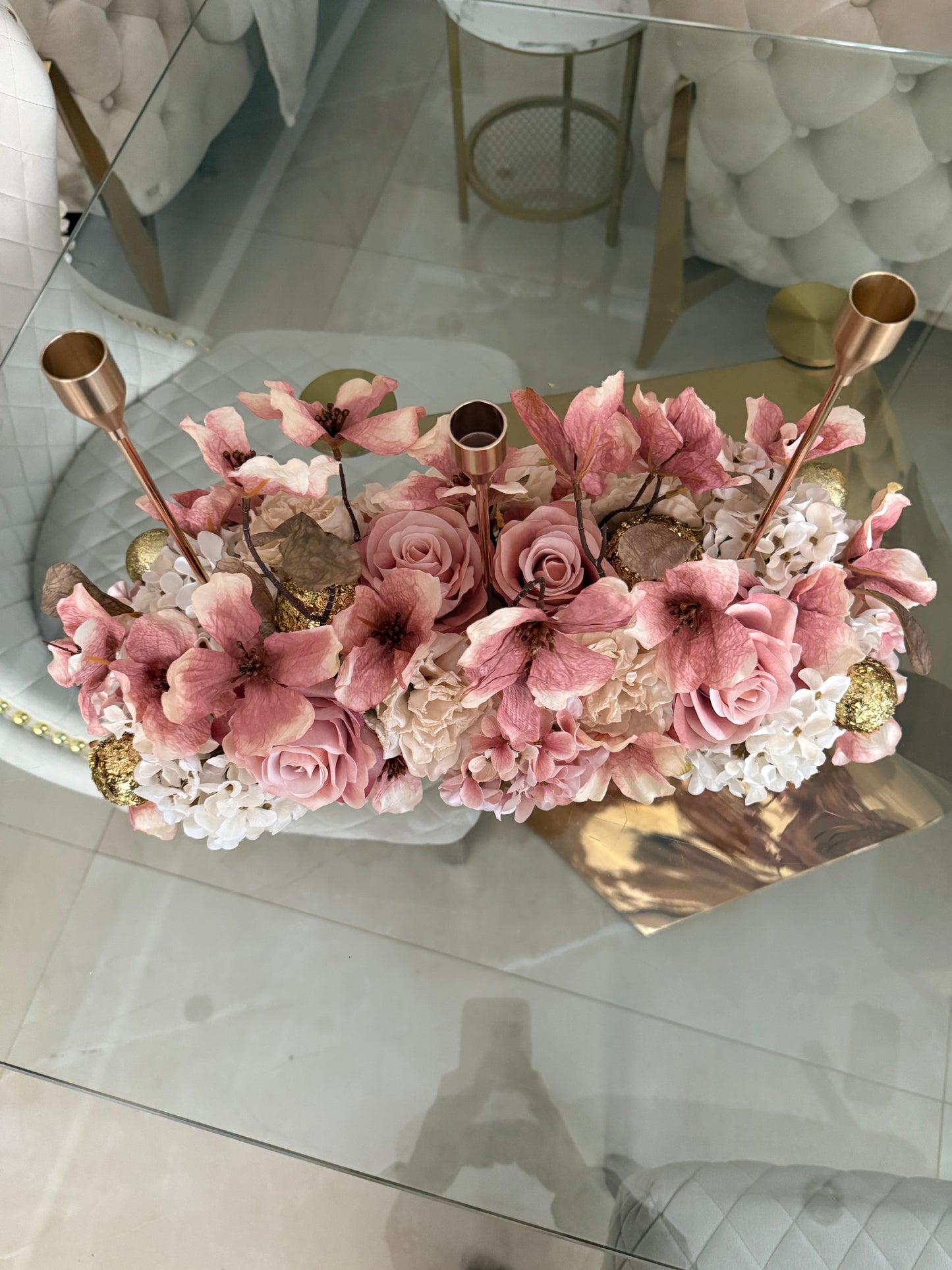 Goldline-Rose´& Beige Elegance Bloom Design – Blumengesteck 54cm Rosa Beige mit goldenen Details, Kerzenhaltern, handgefertigt