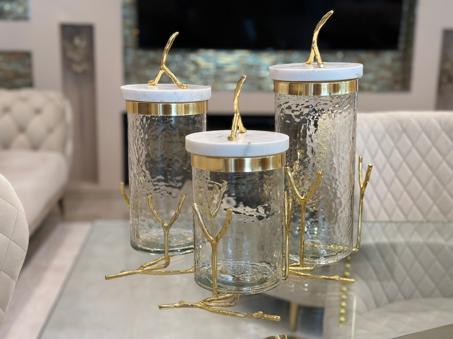 Goldline-Glaskanister auf goldenem Zweigsockel mit Marmordeckel