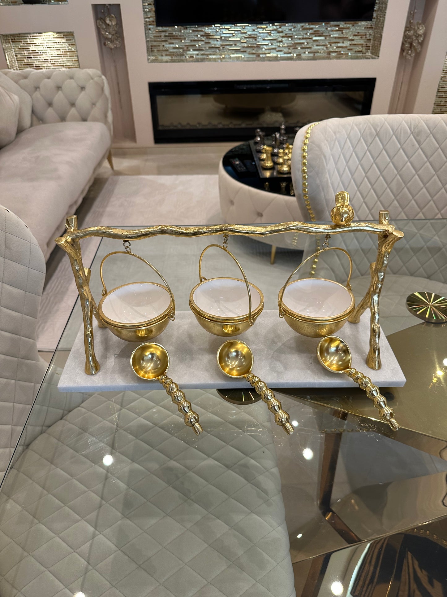 Goldline-Marmorplatte mit 3 Goldenen Hängeschalen