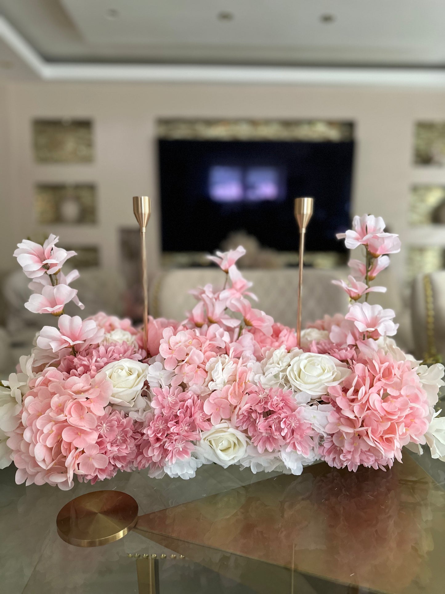 Goldline-Blush Elegance Bloom Design – Blumengesteck 54cm Rosa weiss mit goldenen Details, Kerzenhaltern, handgefertigt