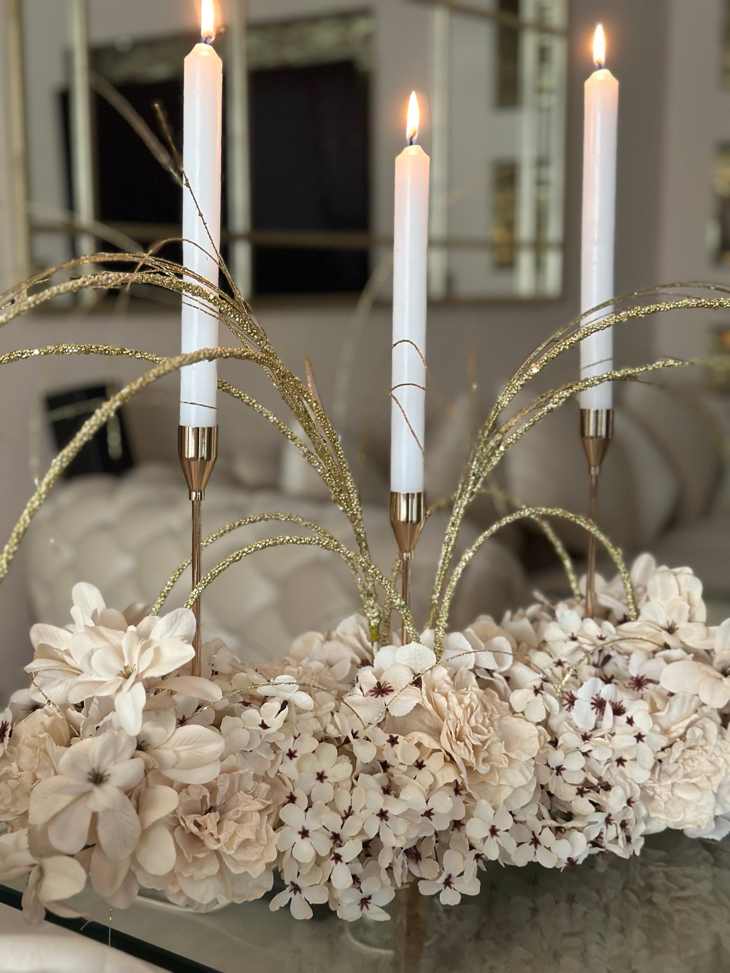 Goldline-Cream Elegance Bloom Design – Blumengesteck 54cm Creme mit goldenen Details, Kerzenhaltern, handgefertigt
