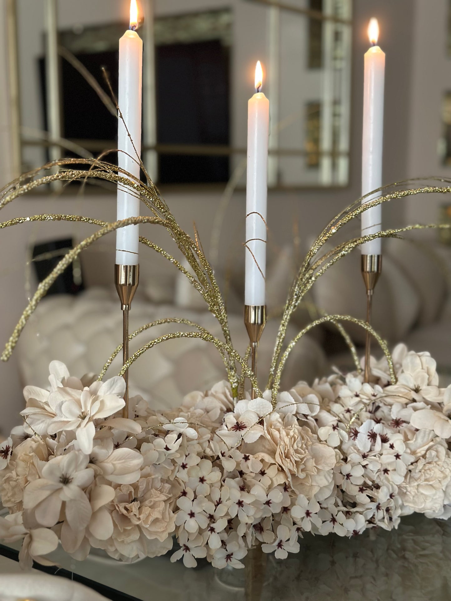 Goldline-Cream Elegance Bloom Design – Blumengesteck 54cm Creme mit goldenen Details, Kerzenhaltern, handgefertigt