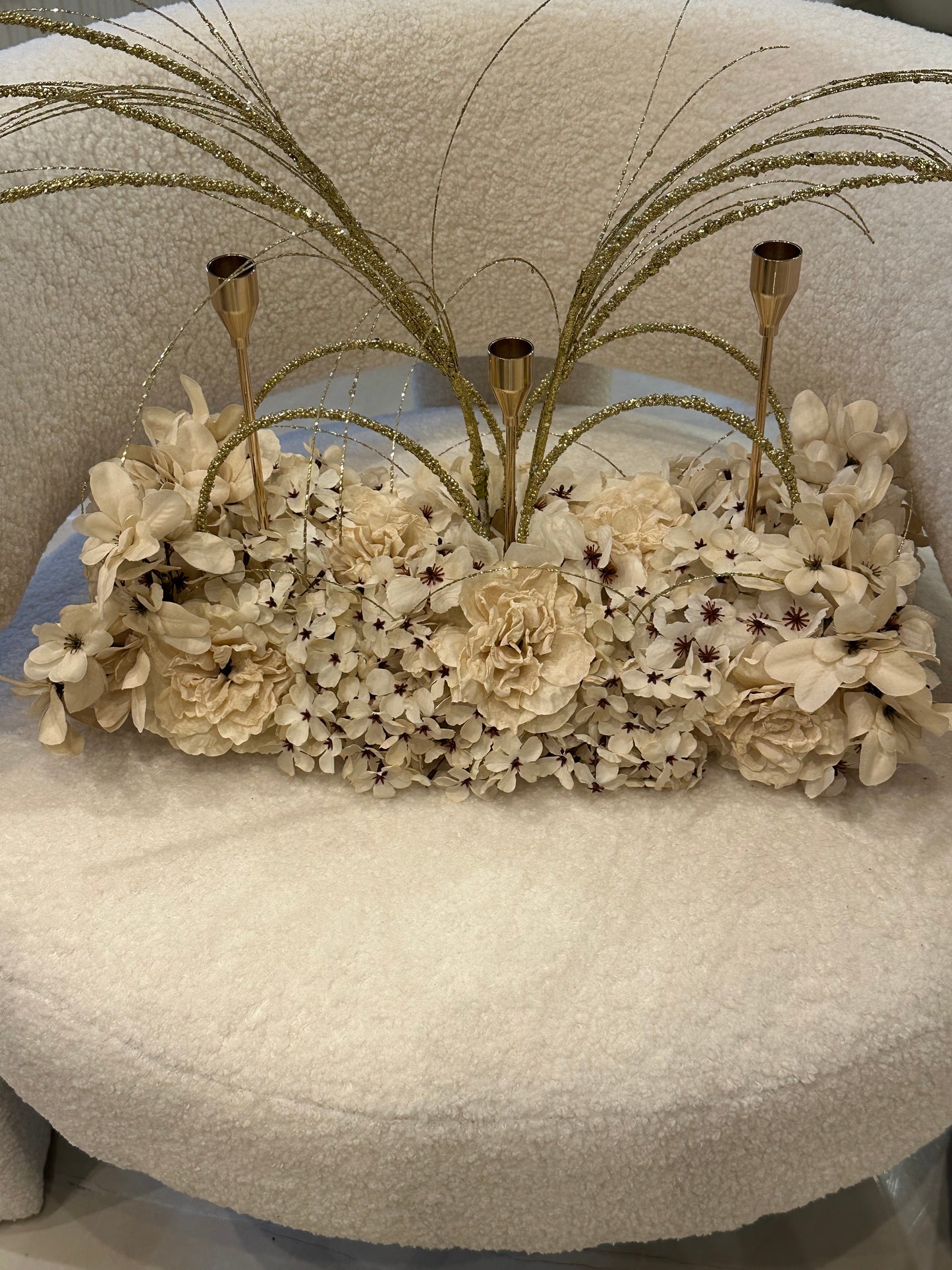 Goldline-Cream Elegance Bloom Design – Blumengesteck 54cm Creme mit goldenen Details, Kerzenhaltern, handgefertigt