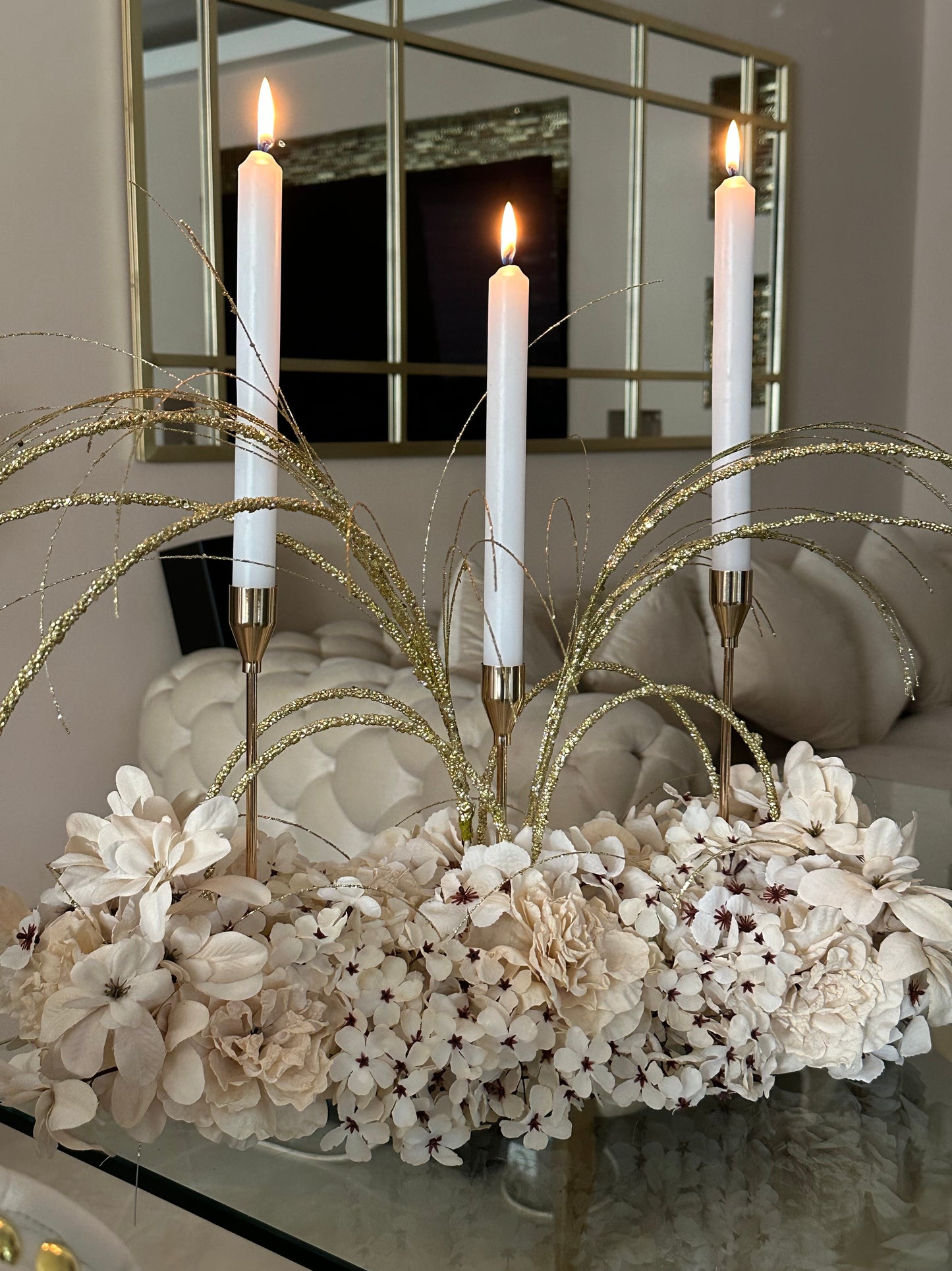 Goldline-Cream Elegance Bloom Design – Blumengesteck 54cm Creme mit goldenen Details, Kerzenhaltern, handgefertigt