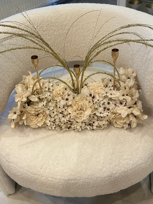 Goldline-Cream Elegance Bloom Design – Blumengesteck 54cm Creme mit goldenen Details, Kerzenhaltern, handgefertigt