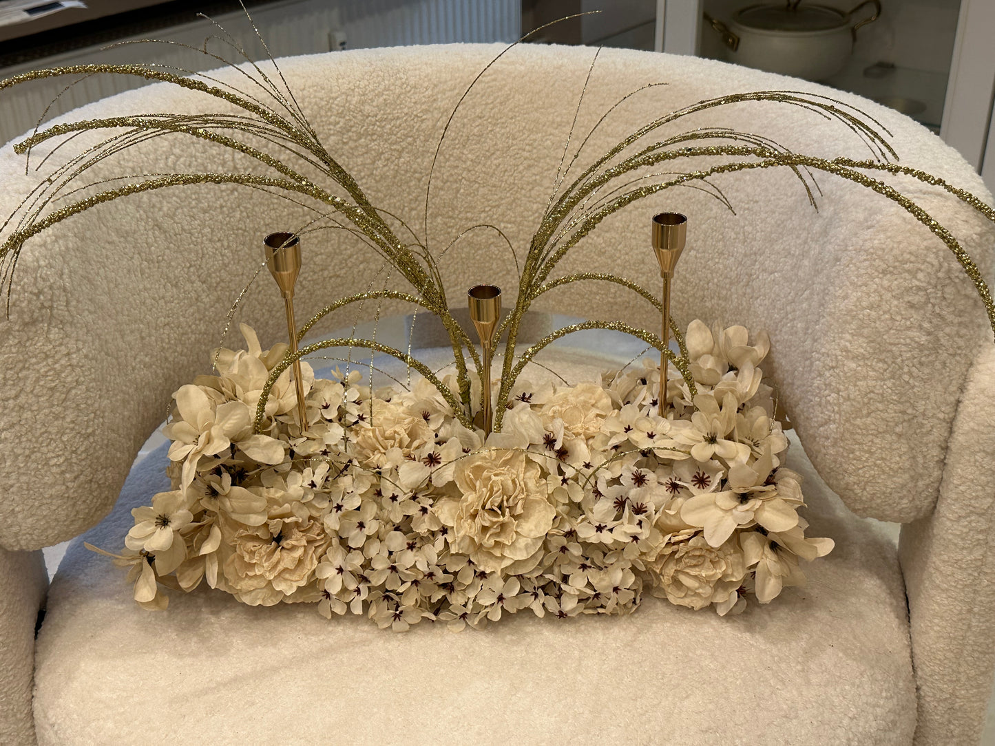 Goldline-Cream Elegance Bloom Design – Blumengesteck 54cm Creme mit goldenen Details, Kerzenhaltern, handgefertigt
