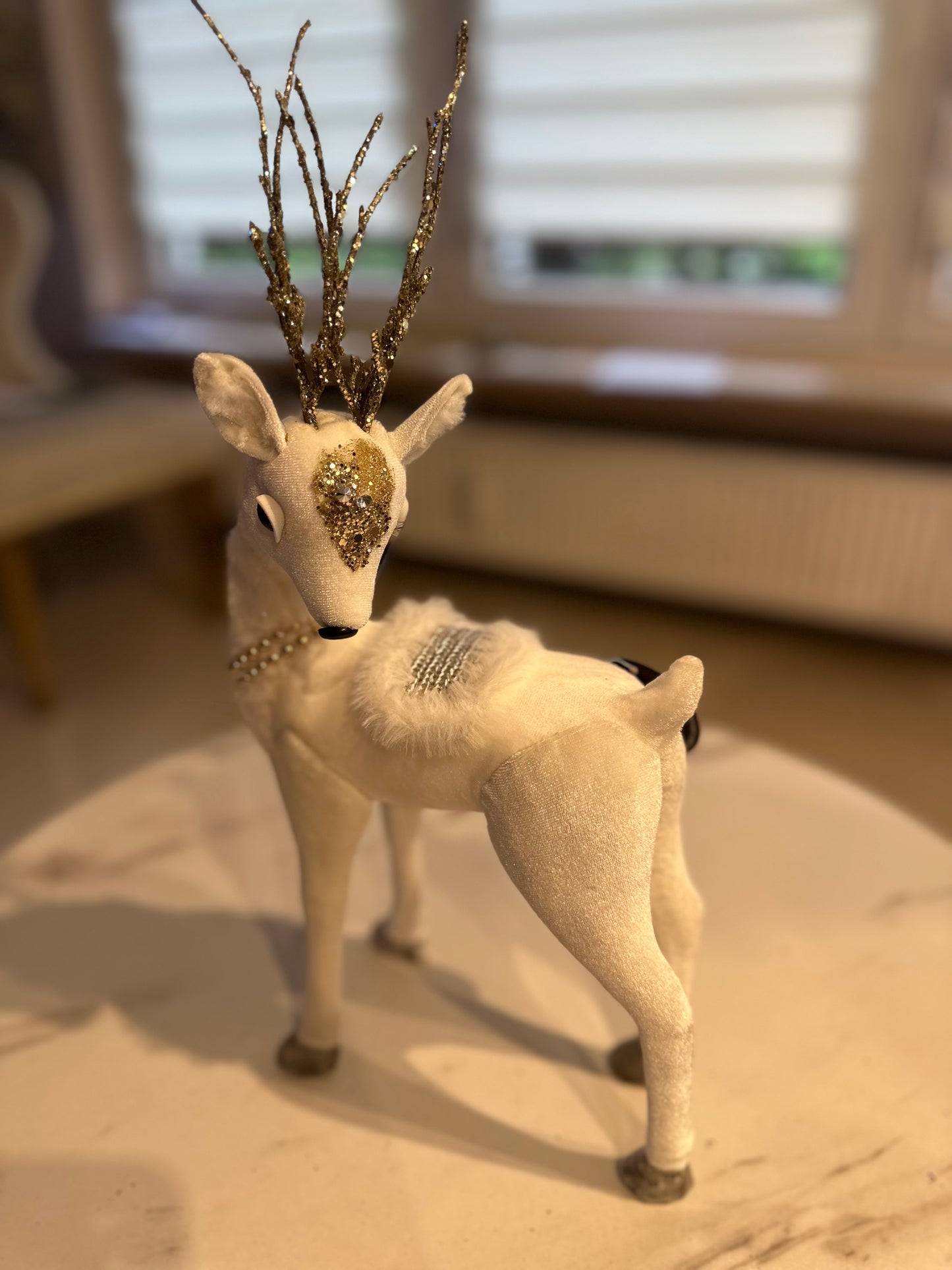 Goldline- Rentiere aus Samt in Weiß Gold, zwei Varianten (L: 37 x 52 x 14 cm  und M: 19 x 39 x 8 cm)