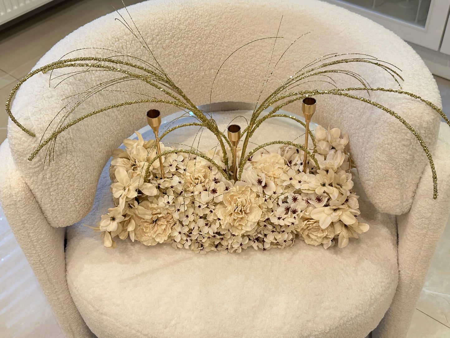 Goldline-Cream Elegance Bloom Design – Blumengesteck 54cm Creme mit goldenen Details, Kerzenhaltern, handgefertigt