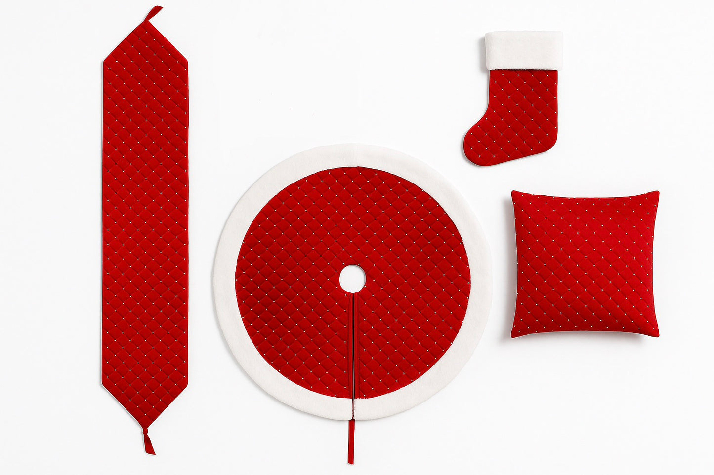 Goldline- Weihnachts Deko-Set: Tischläufer, Baumrock, Kissen und Kaminsocke (Tischläufer: 180 x 32 cm , Baumrock: 90 cm, Kissen: 45 x 45 cm  und Kaminsocke: 49 cm)