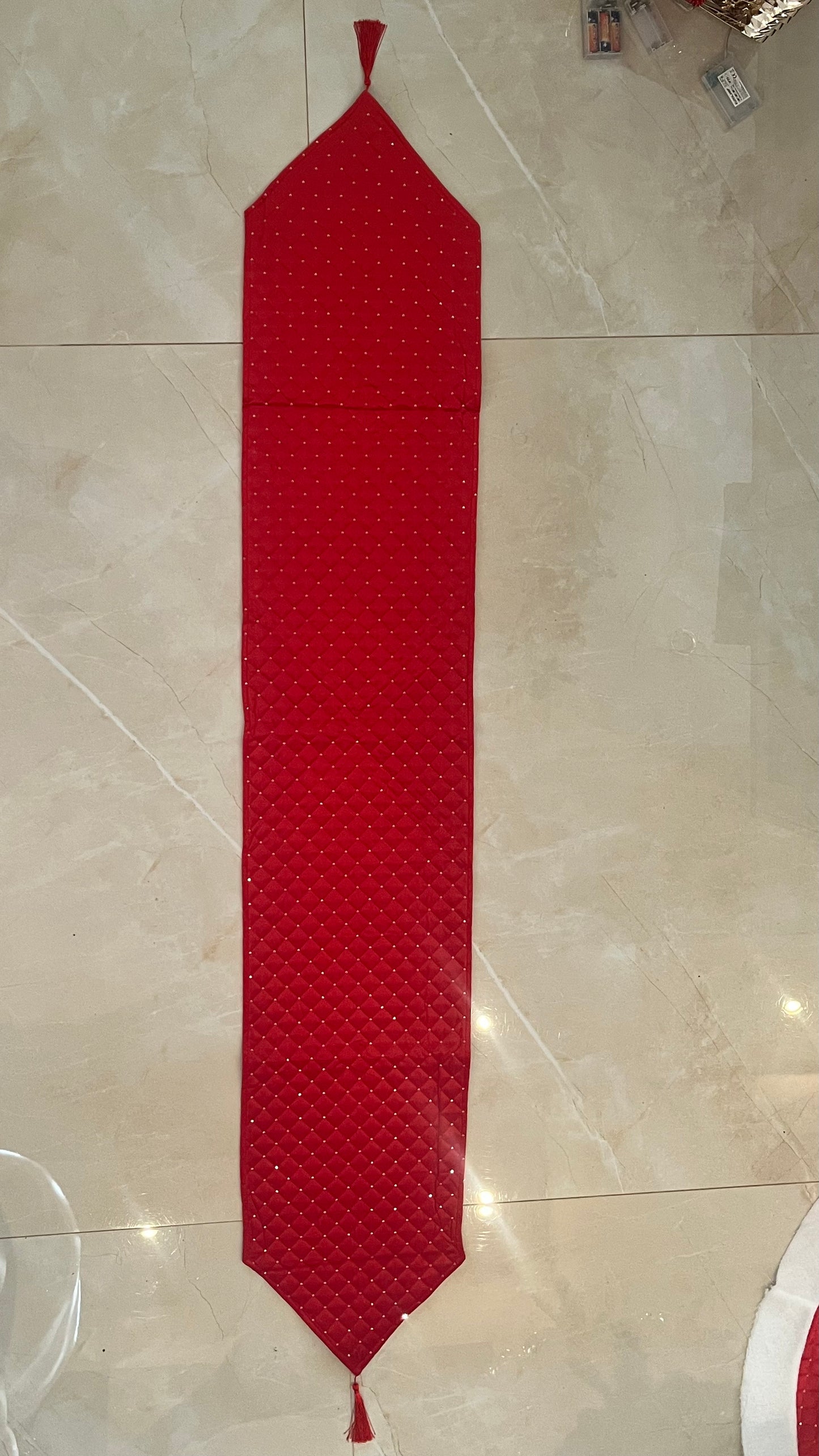 Goldline- Weihnachts Deko-Set: Tischläufer, Baumrock, Kissen und Kaminsocke (Tischläufer: 180 x 32 cm , Baumrock: 90 cm, Kissen: 45 x 45 cm  und Kaminsocke: 49 cm)