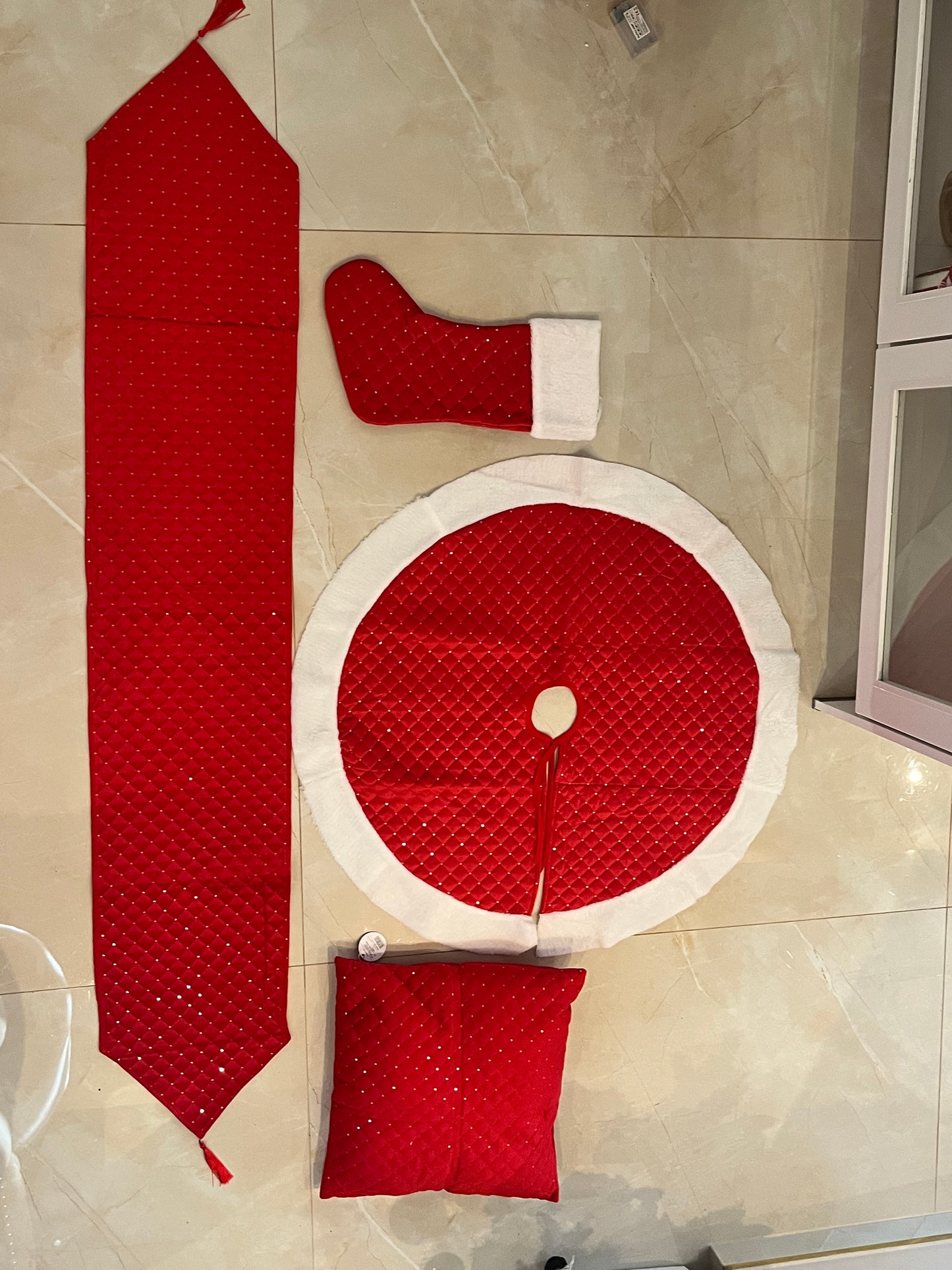 Goldline- Weihnachts Deko-Set: Tischläufer, Baumrock, Kissen und Kaminsocke (Tischläufer: 180 x 32 cm , Baumrock: 90 cm, Kissen: 45 x 45 cm  und Kaminsocke: 49 cm)