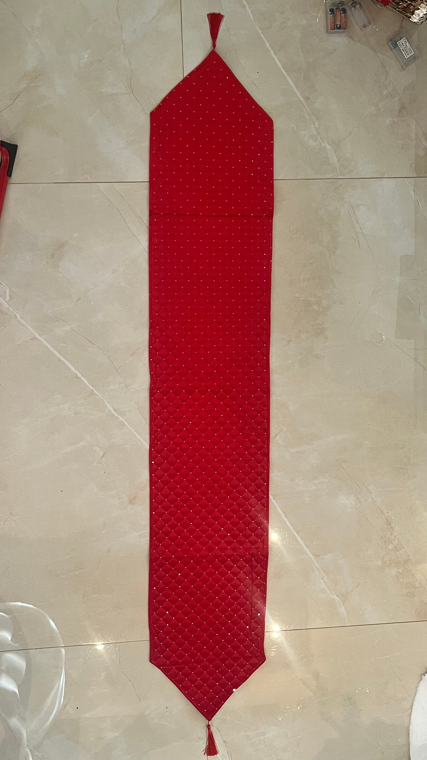 Goldline- Weihnachts Deko-Set: Tischläufer, Baumrock, Kissen und Kaminsocke (Tischläufer: 180 x 32 cm , Baumrock: 90 cm, Kissen: 45 x 45 cm  und Kaminsocke: 49 cm)