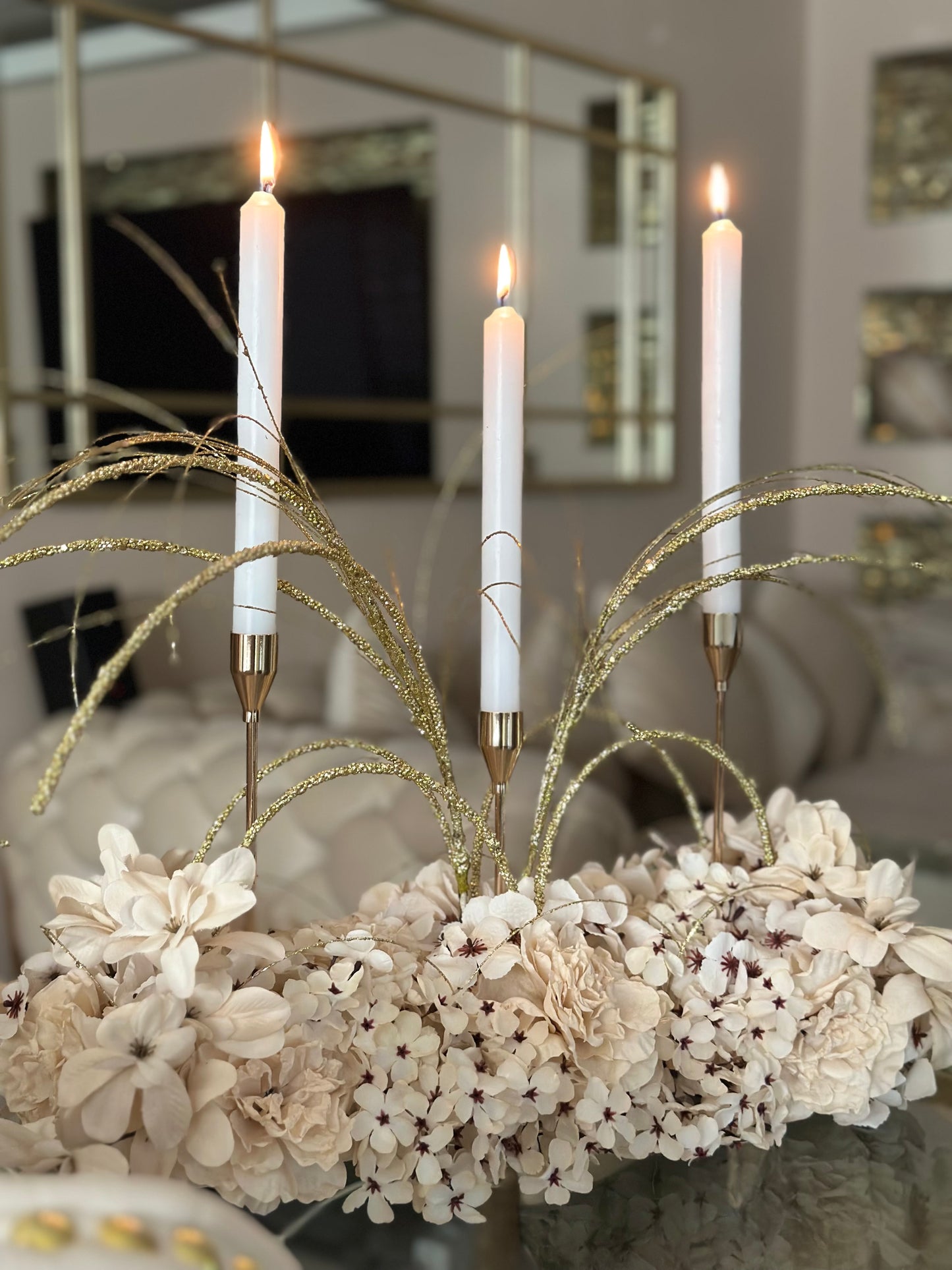 Goldline-Cream Elegance Bloom Design – Blumengesteck 54cm Creme mit goldenen Details, Kerzenhaltern, handgefertigt