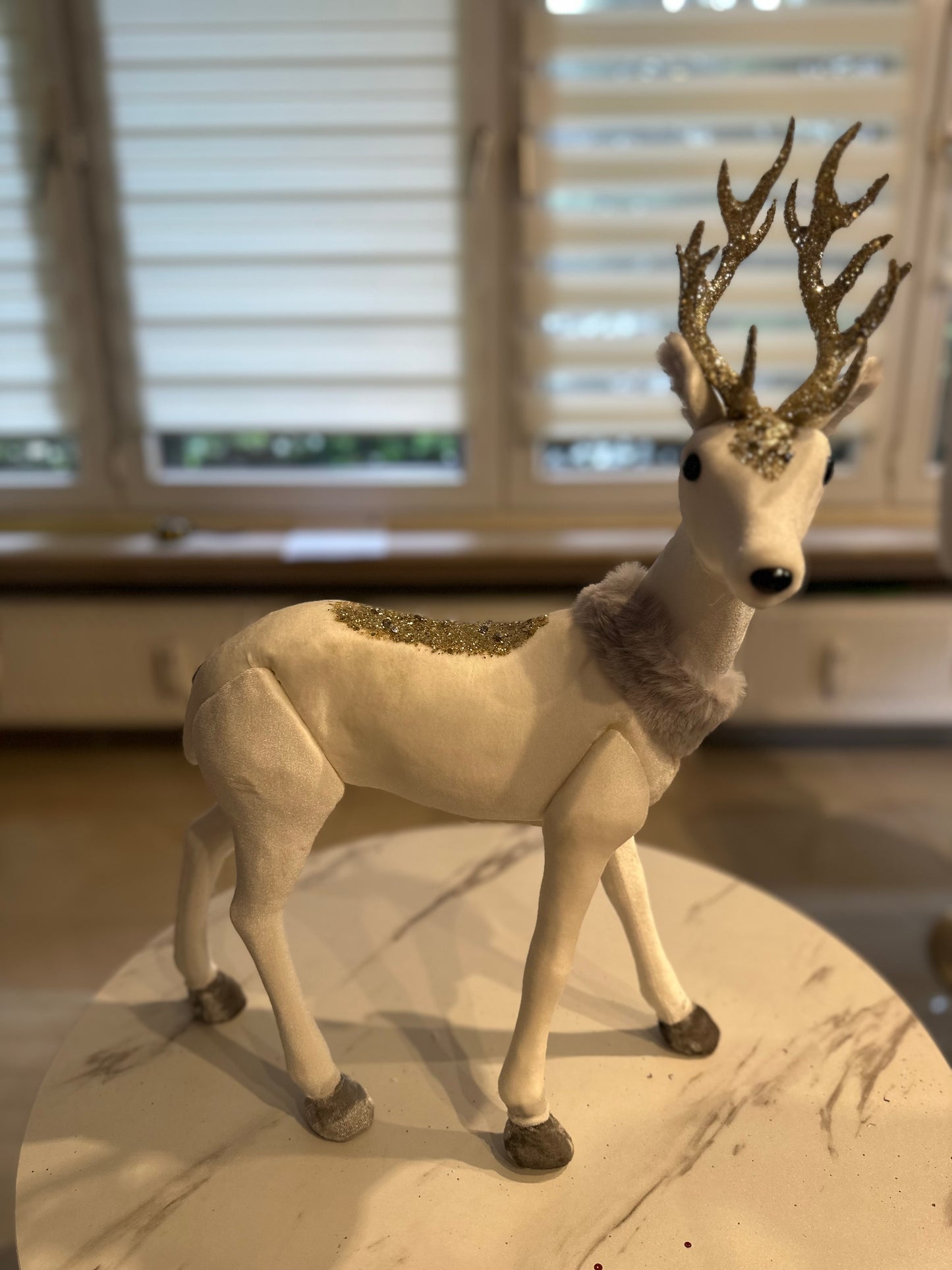 Goldline- Rentiere aus Samt in Weiß Gold, zwei Varianten (L: 37 x 52 x 14 cm  und M: 19 x 39 x 8 cm)