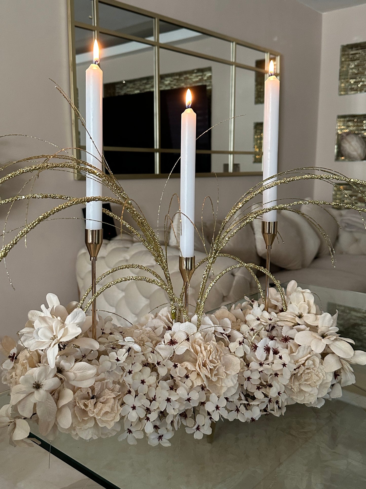 Goldline-Cream Elegance Bloom Design – Blumengesteck 54cm Creme mit goldenen Details, Kerzenhaltern, handgefertigt