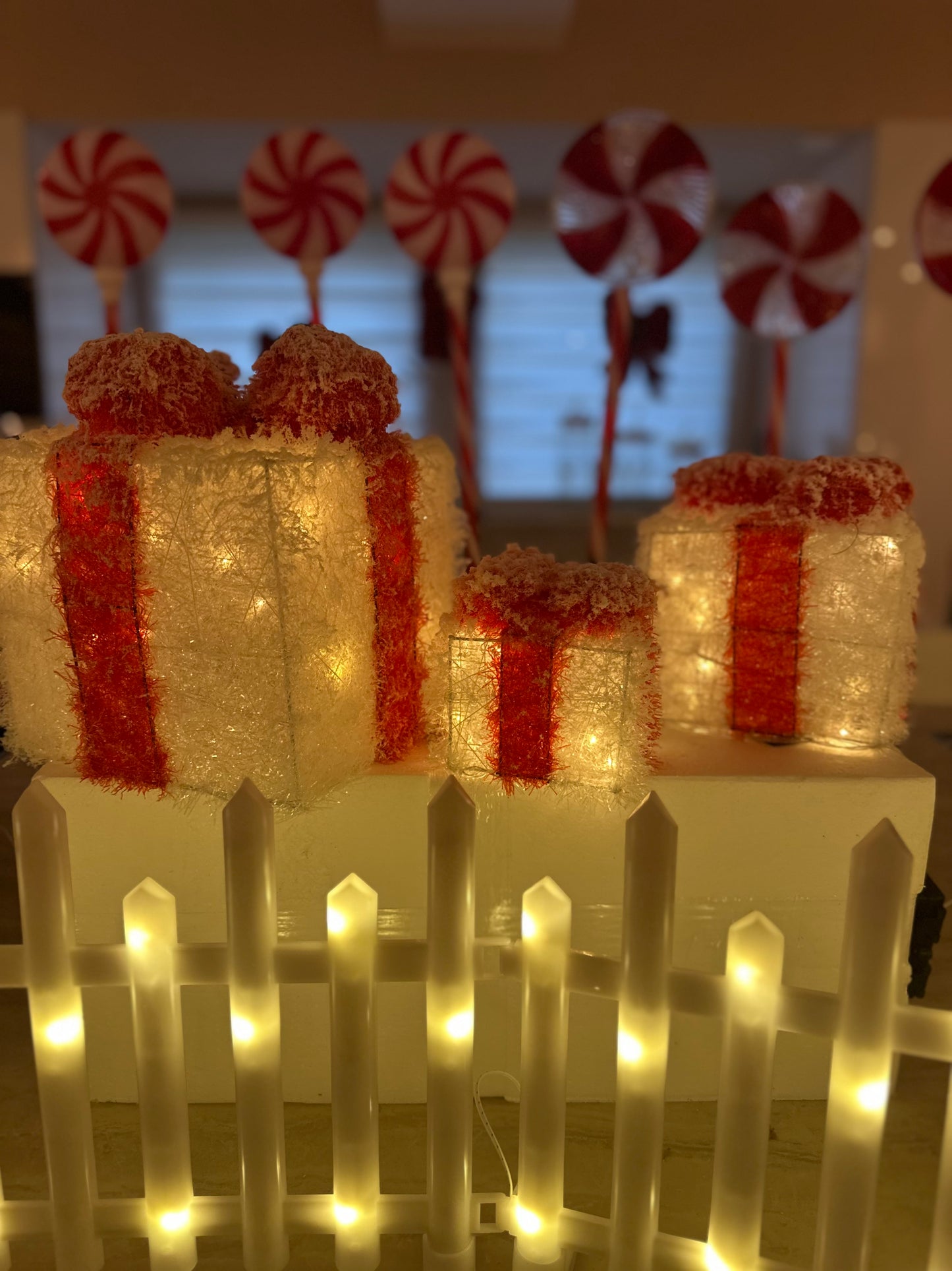 Goldline- Weihnachts Geschenke 3er set mit Schnee & Beleuchtung rot-weiß Indoor & Outdoor