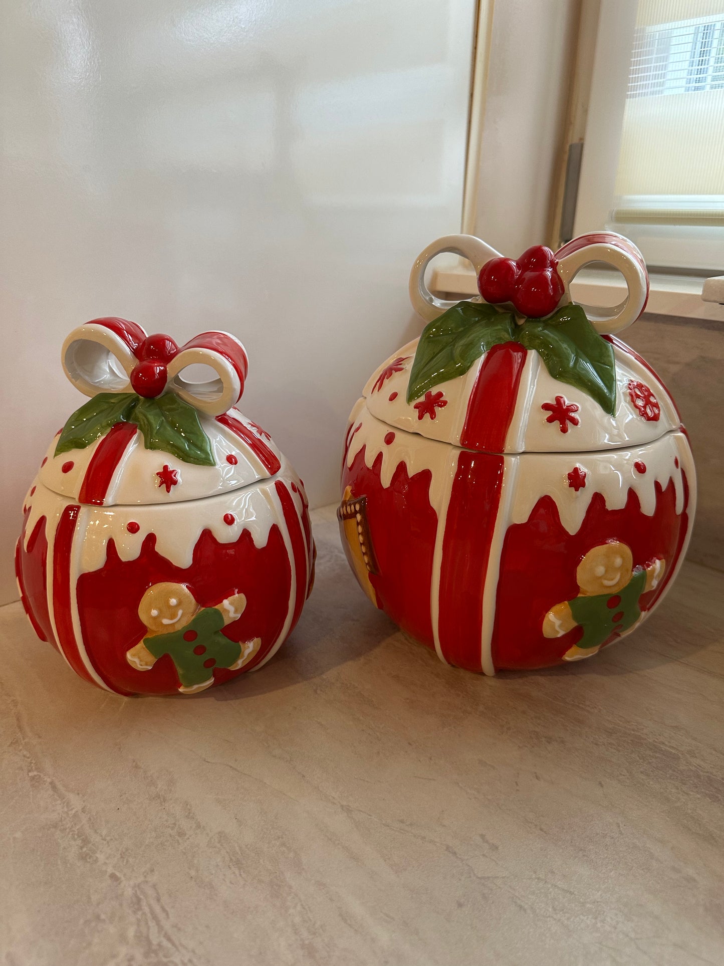 Goldline- Keksdosen/Aufbewahrung Kugel Form rot-weiß-grün mit Lebkuchen und Candy Details in 2 Größen 15cm x 18cm, 19cm x 23cm Keramik
