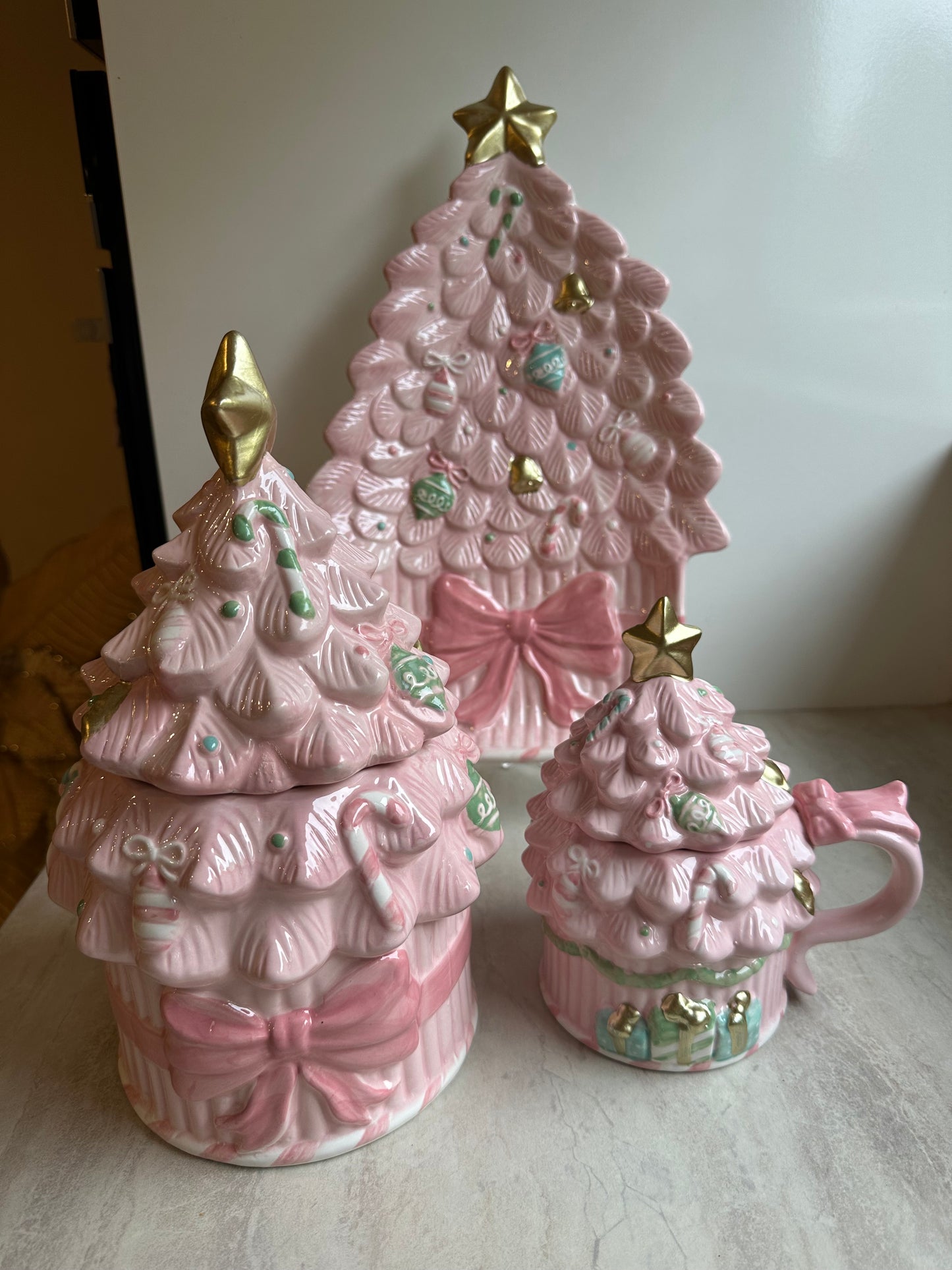 Goldline- Candy Pastell Rosa Tasse groß mit Deckel mit Gold und Pastell Details 15,5cm x 12cm x 17cm