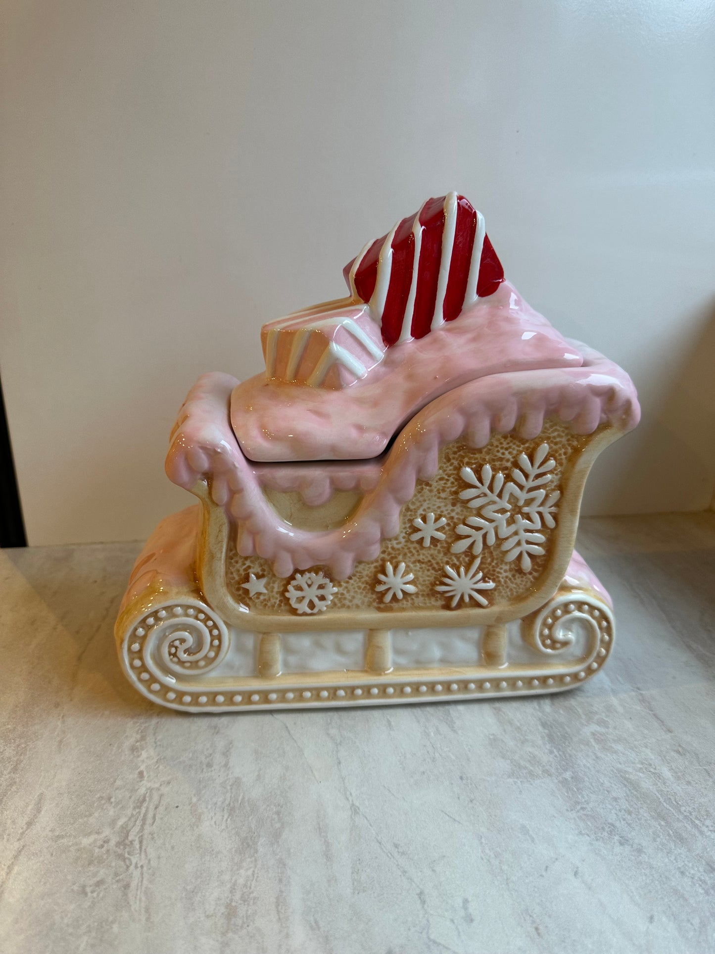 Goldline- Keksdose Schlitten Form rosa, Lebkuchen Design, groß 25cm x 13cm x 23cm