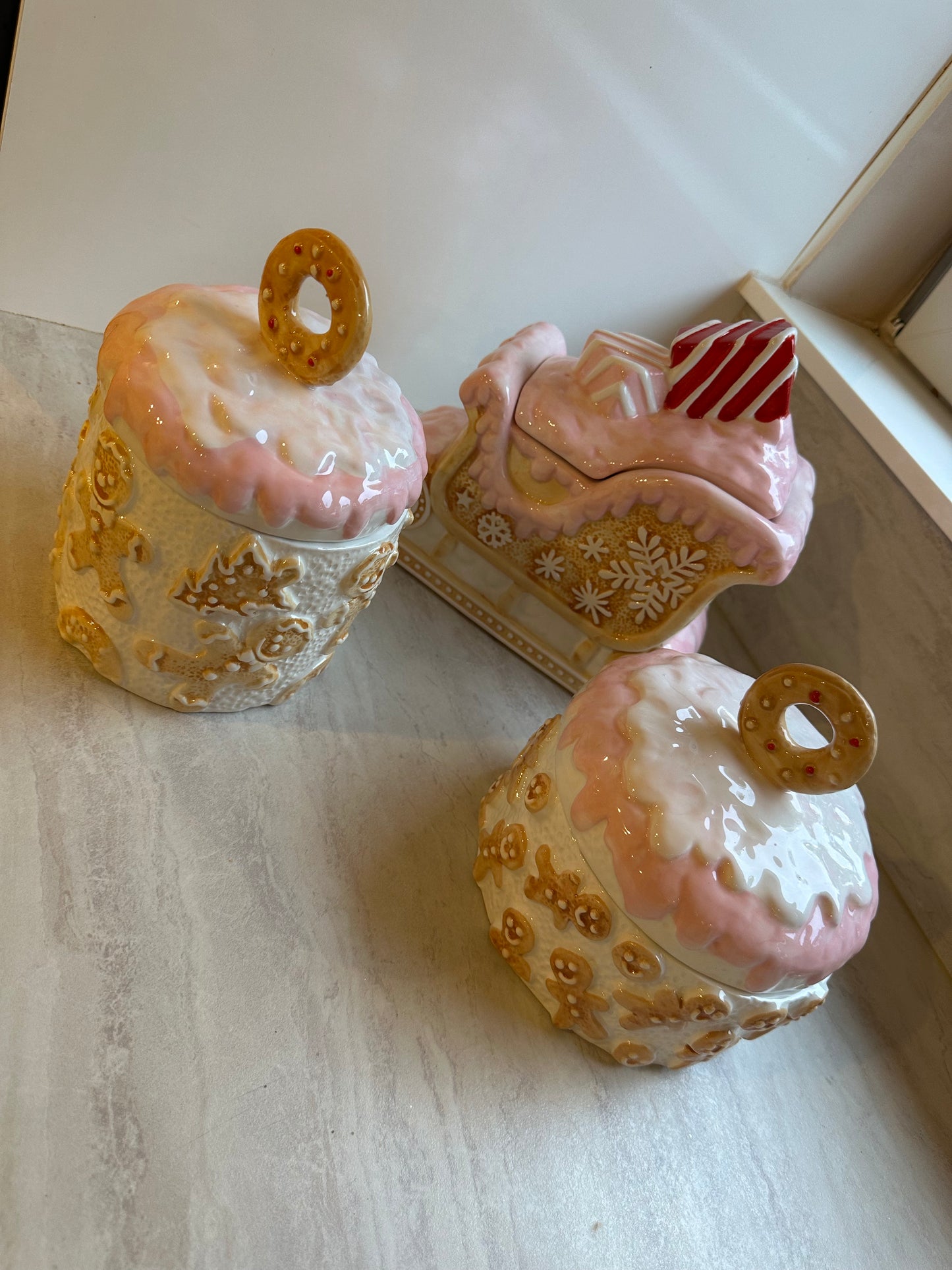 Goldline- Keksdosen Lebkuchen Motiv, rosa weiß beige Keramik in 2 Varianten 15cm x 15cm x 21cm, 18cm x 18cm x 18cm