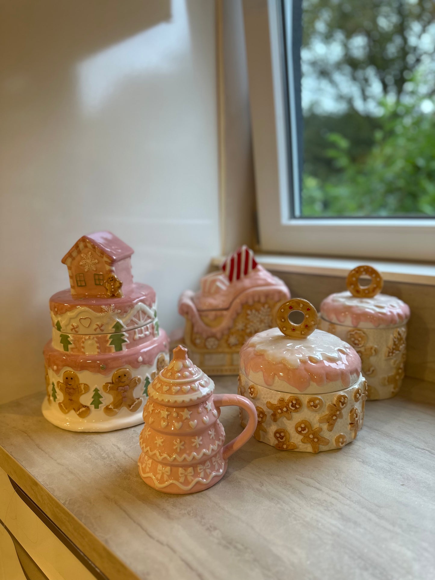 Goldline- Keksdosen Lebkuchen Motiv, rosa weiß beige Keramik in 2 Varianten 15cm x 15cm x 21cm, 18cm x 18cm x 18cm