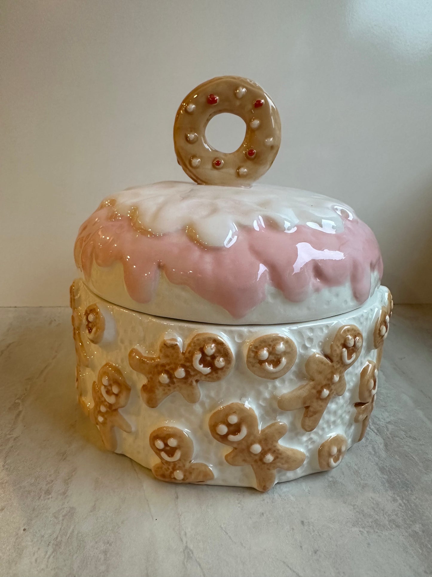 Goldline- Keksdosen Lebkuchen Motiv, rosa weiß beige Keramik in 2 Varianten 15cm x 15cm x 21cm, 18cm x 18cm x 18cm