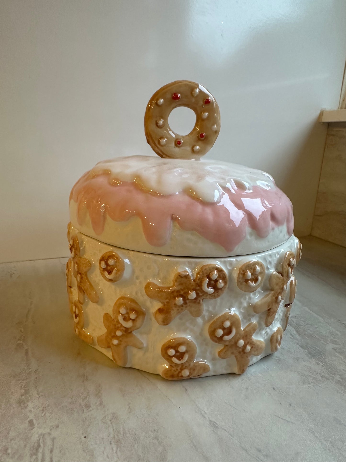 Goldline- Keksdosen Lebkuchen Motiv, rosa weiß beige Keramik in 2 Varianten 15cm x 15cm x 21cm, 18cm x 18cm x 18cm