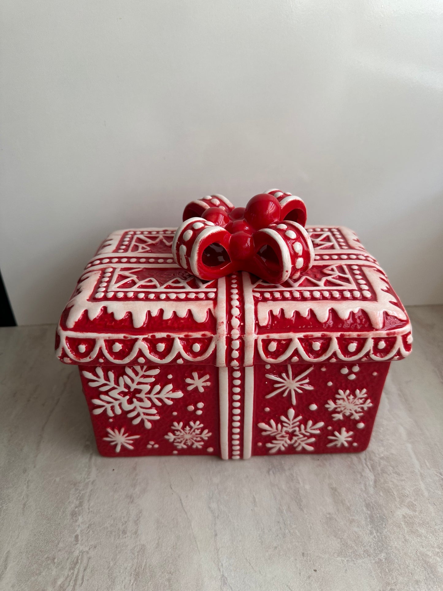 Goldline- Keksdosen/Aufbewahrung, Tasse rot weiß, Keramik, 4 Varianten, Stiefel: 23cm x 15cm x 28cm, Weihnachtsmann: 21cm x 16cm x 24cm, Geschenk: 21cm x 15cm x 18cm, Tasse mit Deckel: 14cm x 10cm x 15cm