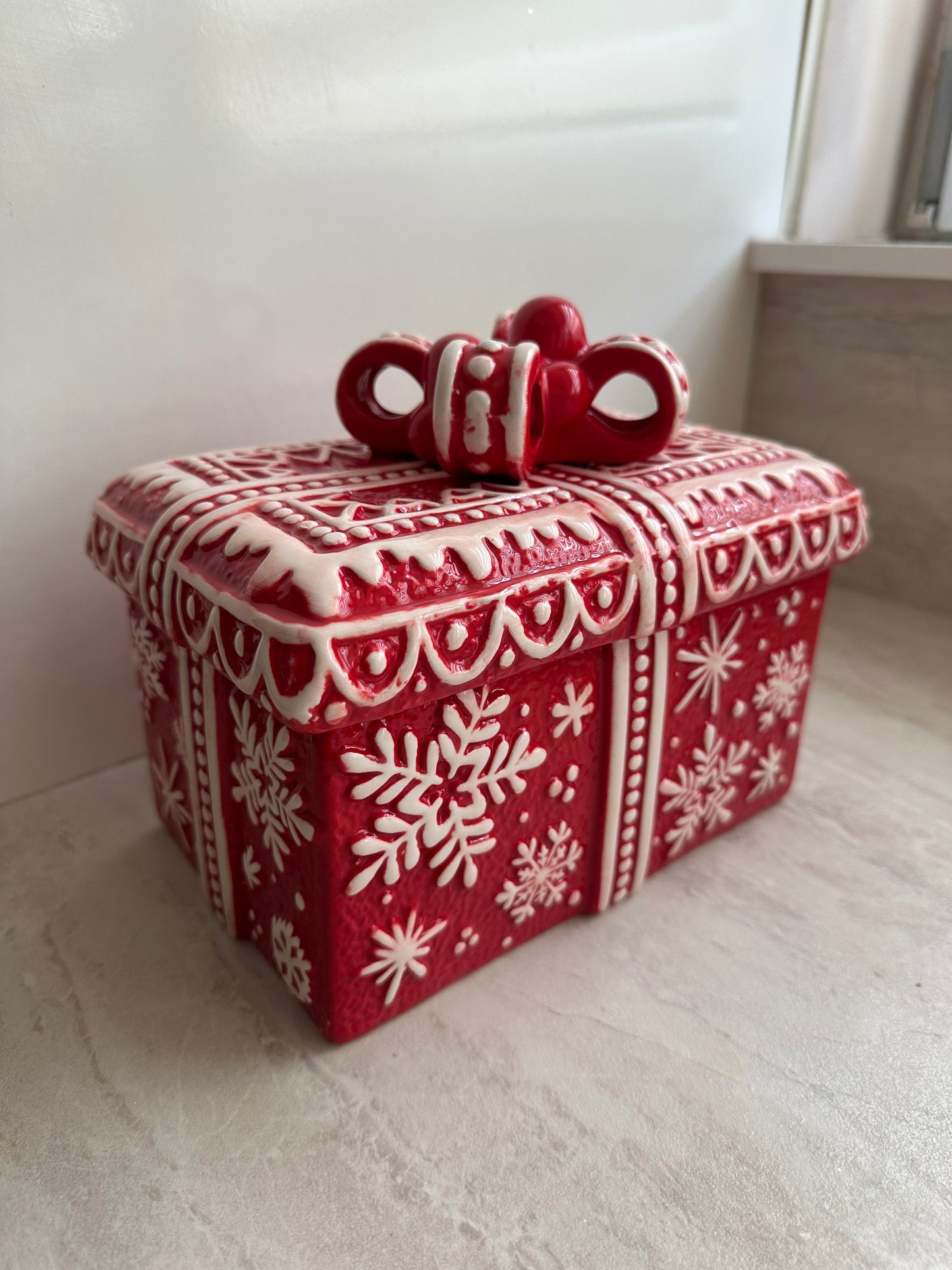 Goldline- Keksdosen/Aufbewahrung, Tasse rot weiß, Keramik, 4 Varianten, Stiefel: 23cm x 15cm x 28cm, Weihnachtsmann: 21cm x 16cm x 24cm, Geschenk: 21cm x 15cm x 18cm, Tasse mit Deckel: 14cm x 10cm x 15cm