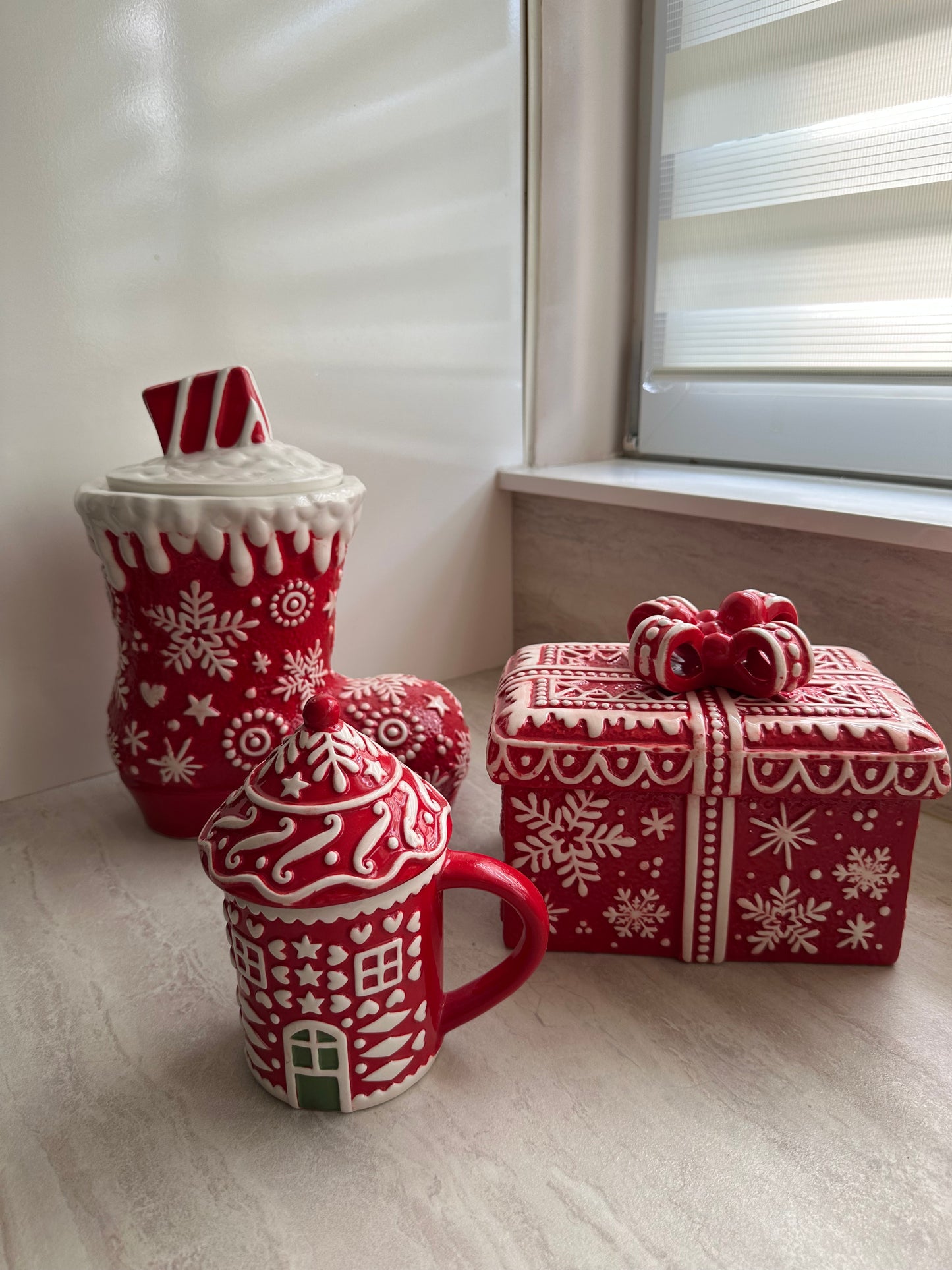 Goldline- Keksdosen/Aufbewahrung, Tasse rot weiß, Keramik, 4 Varianten, Stiefel: 23cm x 15cm x 28cm, Weihnachtsmann: 21cm x 16cm x 24cm, Geschenk: 21cm x 15cm x 18cm, Tasse mit Deckel: 14cm x 10cm x 15cm