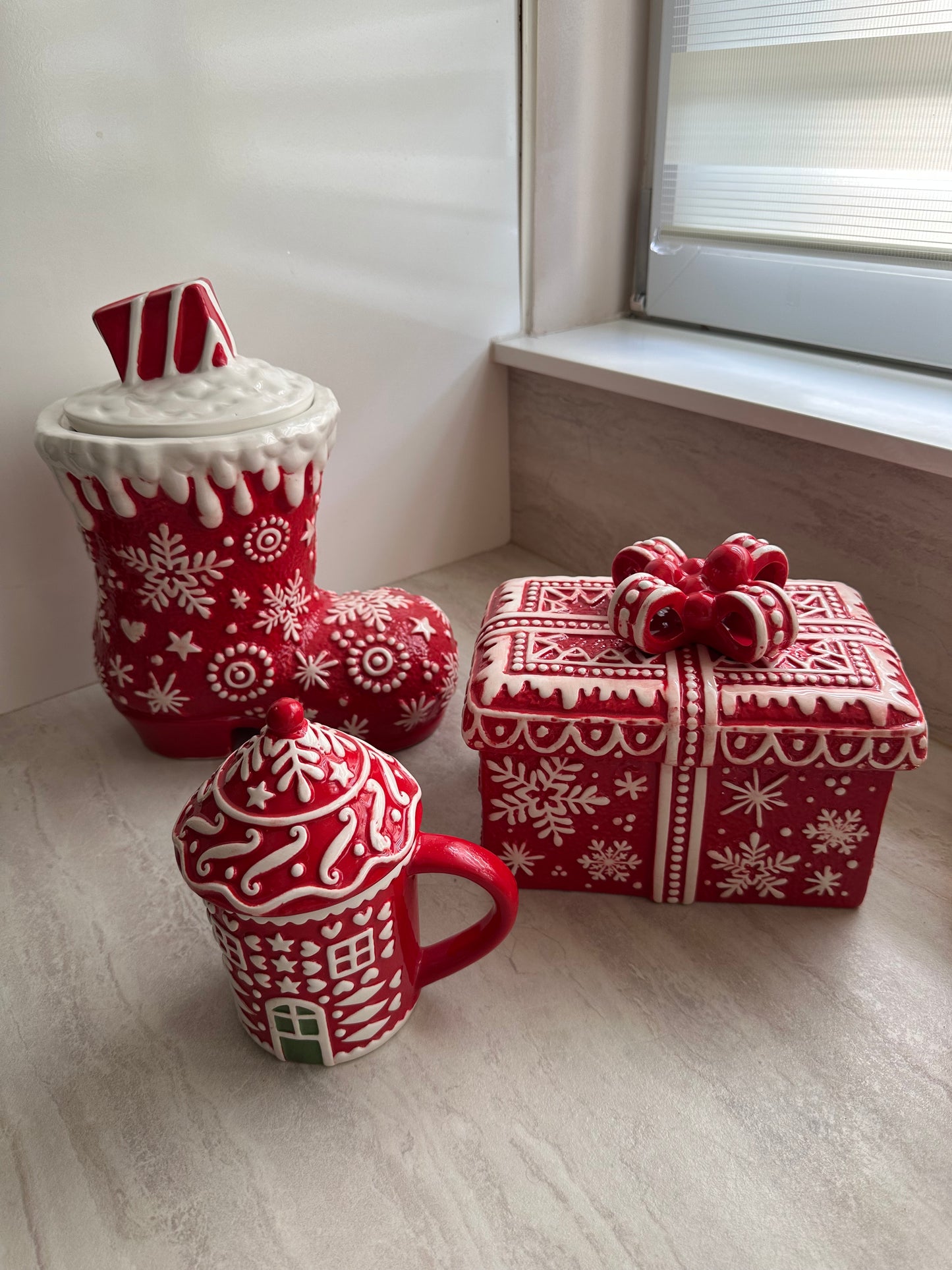 Goldline- Keksdosen/Aufbewahrung, Tasse rot weiß, Keramik, 4 Varianten, Stiefel: 23cm x 15cm x 28cm, Weihnachtsmann: 21cm x 16cm x 24cm, Geschenk: 21cm x 15cm x 18cm, Tasse mit Deckel: 14cm x 10cm x 15cm