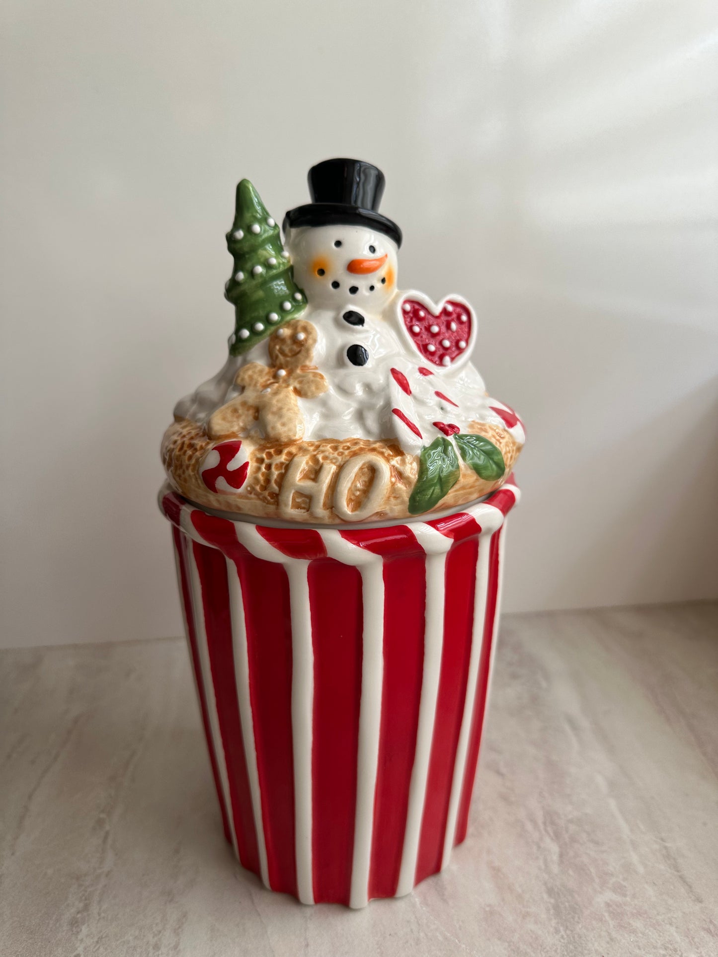 Goldline- Candy Keksdosen/Aufbewahrung rot,weiß,beige, grün Details,Keramik, 2 Varianten: Muffin: 18cm x 22cm, Schneemann: 14cm x 28cm