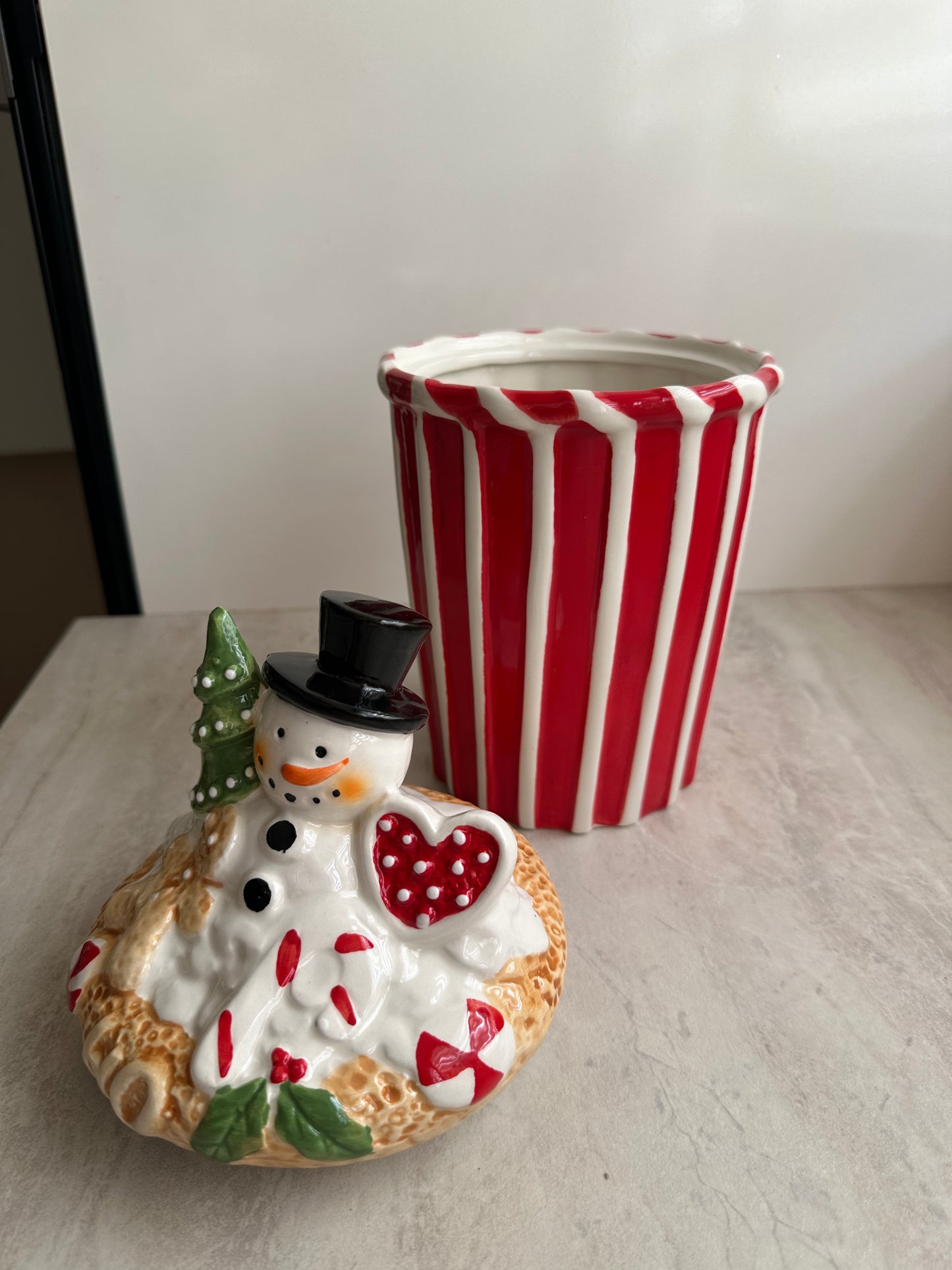 Goldline- Candy Keksdosen/Aufbewahrung rot,weiß,beige, grün Details,Keramik, 2 Varianten: Muffin: 18cm x 22cm, Schneemann: 14cm x 28cm