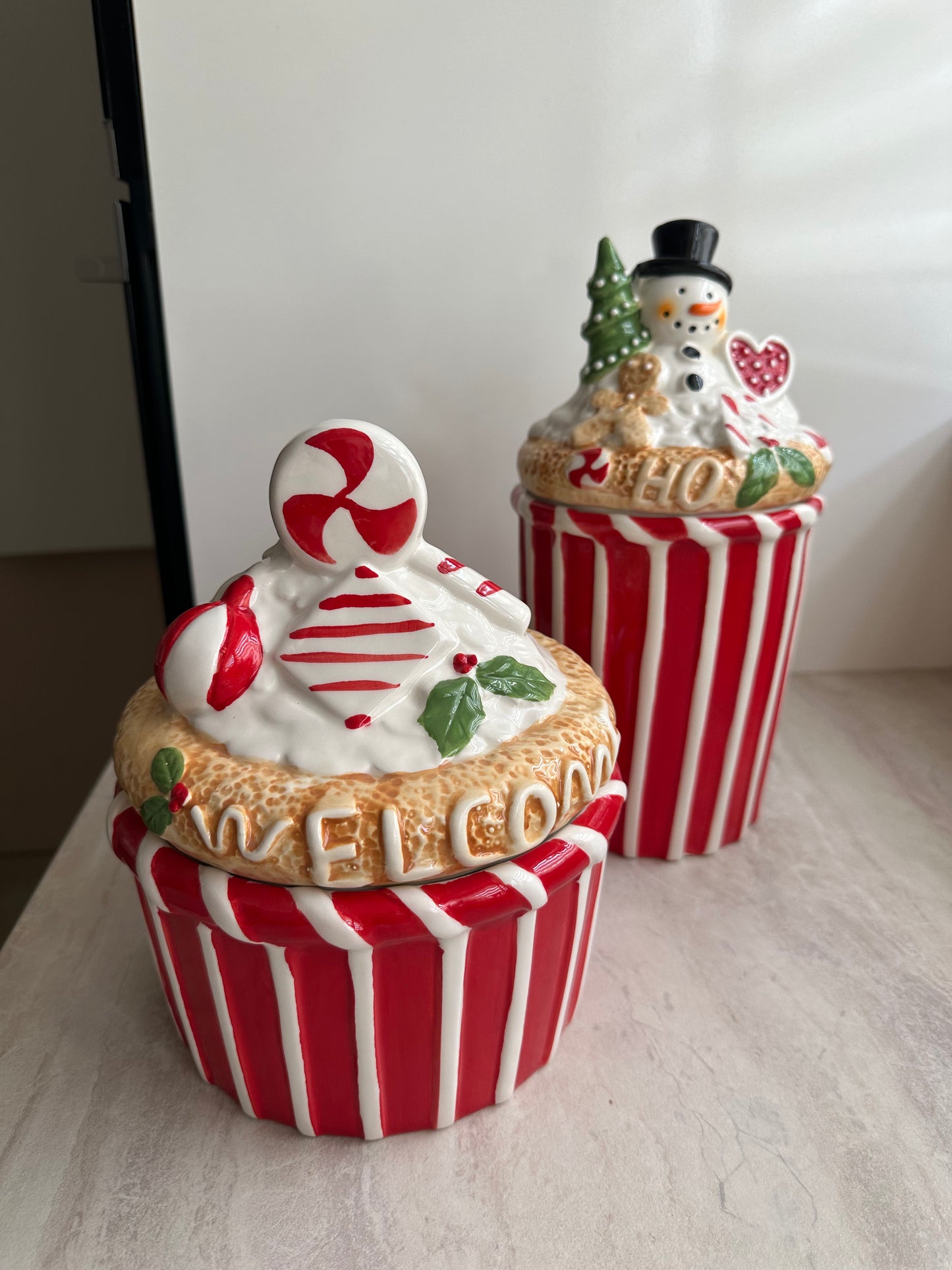 Goldline- Candy Keksdosen/Aufbewahrung rot,weiß,beige, grün Details,Keramik, 2 Varianten: Muffin: 18cm x 22cm, Schneemann: 14cm x 28cm