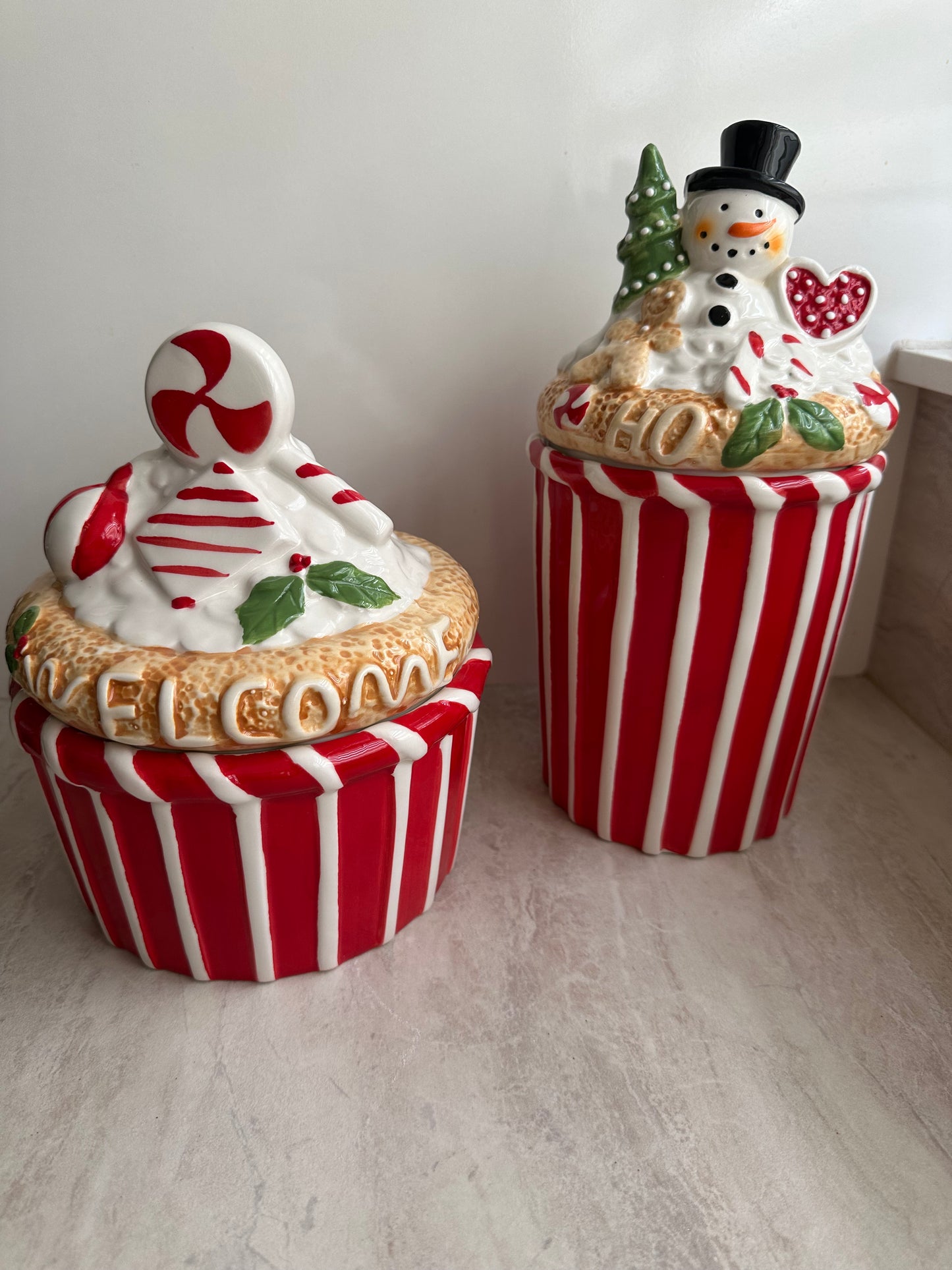 Goldline- Candy Keksdosen/Aufbewahrung rot,weiß,beige, grün Details,Keramik, 2 Varianten: Muffin: 18cm x 22cm, Schneemann: 14cm x 28cm