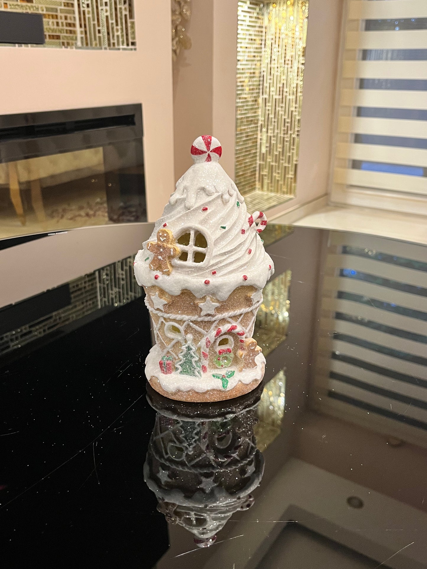 Goldline- LED Cupcake Lebkuchenhaus mit glitzer, 2 Varianten (Batterie betrieben), 12 x 10,5 x 20,8 cm