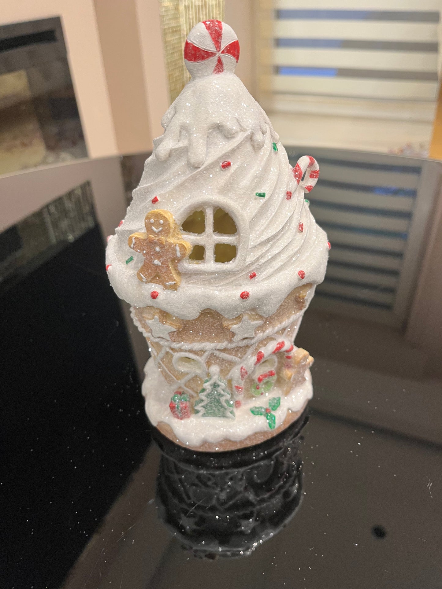 Goldline- LED Cupcake Lebkuchenhaus mit glitzer, 2 Varianten (Batterie betrieben), 12 x 10,5 x 20,8 cm